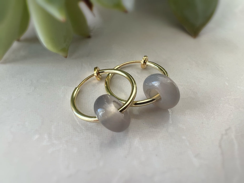 2 EN 1, Clips d'oreilles Anneaux Petit cercle agate grise. Créoles Clips 18mm Argent / Or. CLIPS confortable Oreilles non percées.