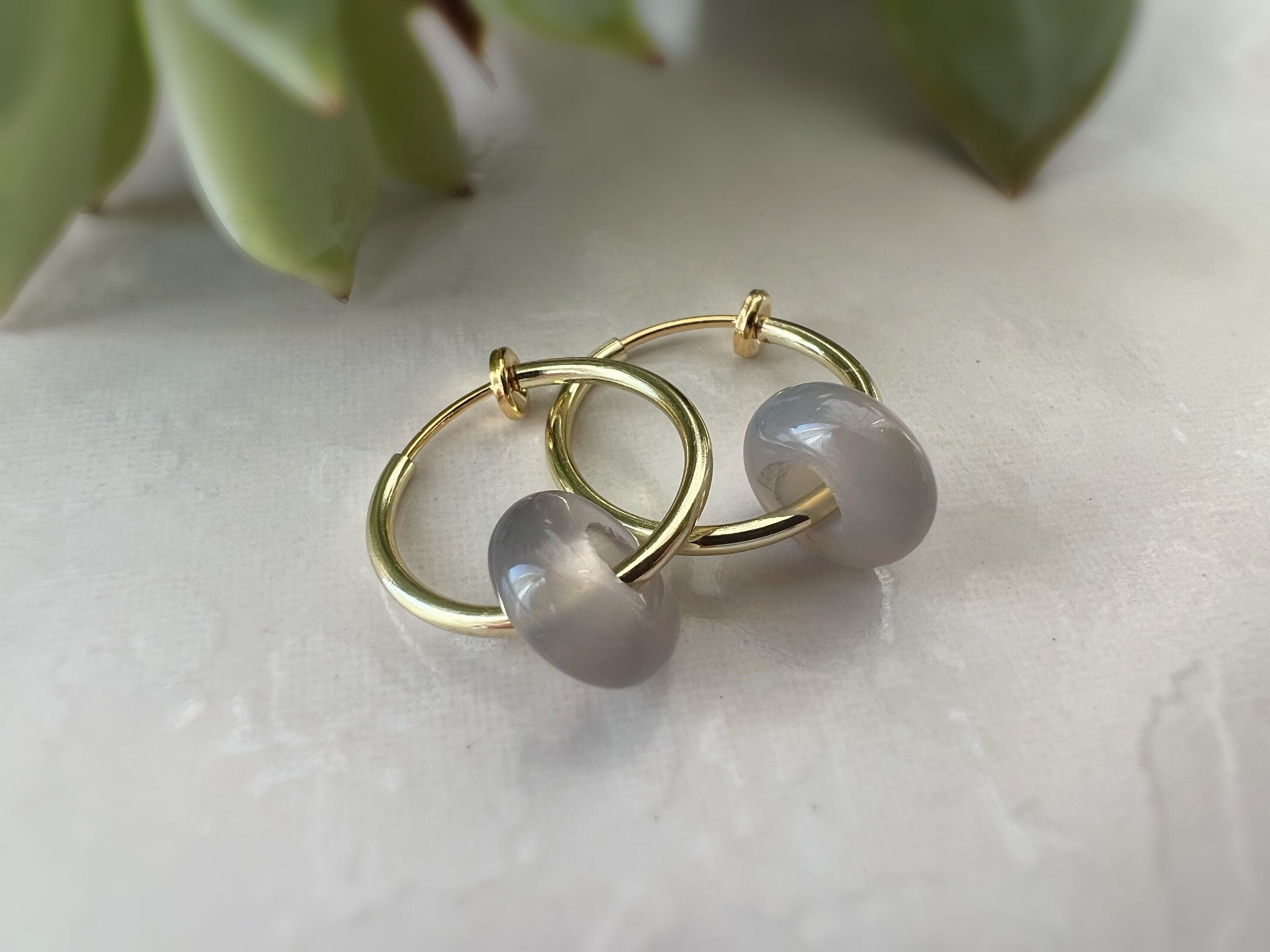 2 EN 1, Clips d'oreilles Anneaux Petit cercle agate grise. Créoles Clips 18mm Argent / Or. CLIPS confortable Oreilles non percées.
