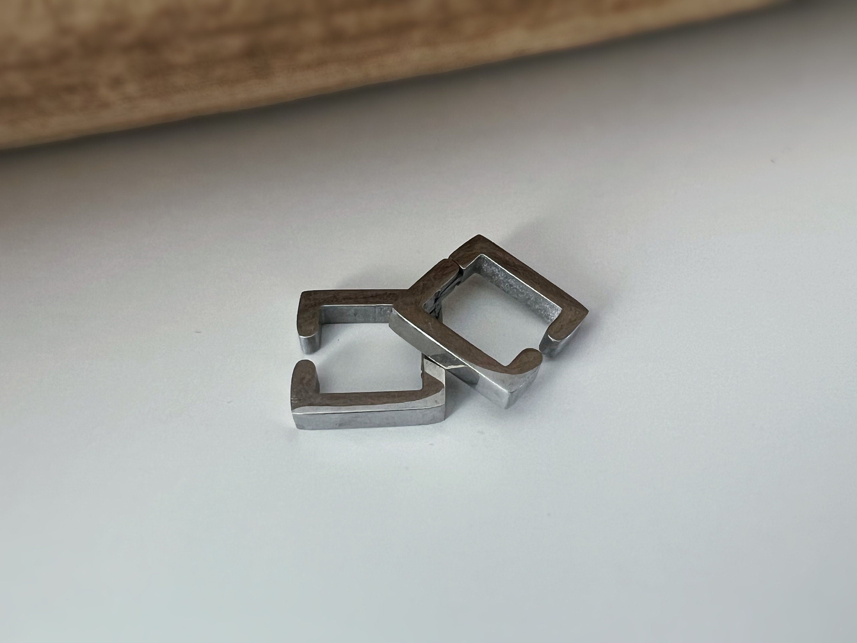 Boucles d'oreilles Rock CLIPS CLAMP carré Argent / Noir. clips d'oreilles pour Oreilles Non Percées. Bijoux quotidiens hommes femmes