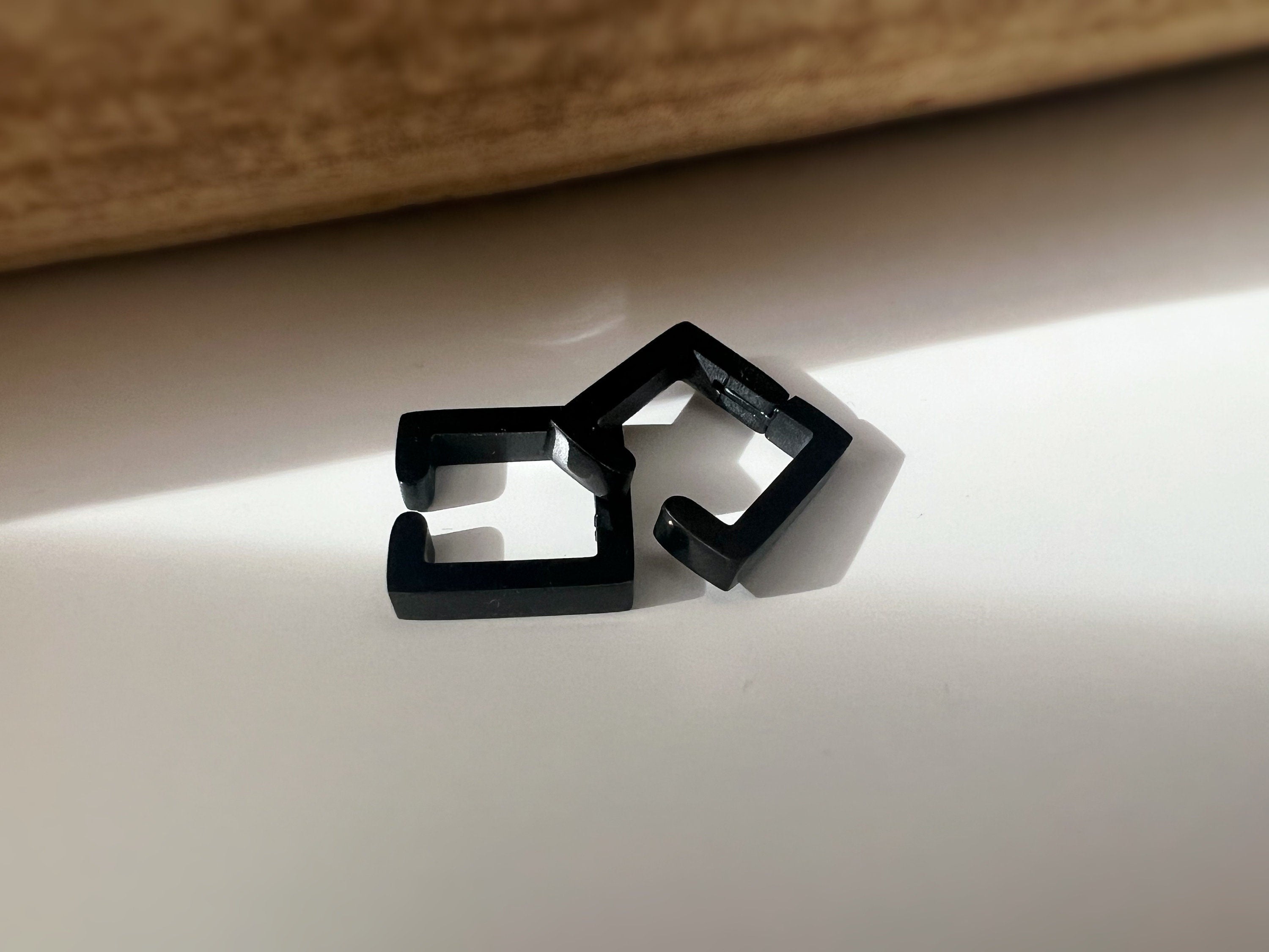 Boucles d'oreilles Rock CLIPS CLAMP carré Argent / Noir. clips d'oreilles pour Oreilles Non Percées. Bijoux quotidiens hommes femmes