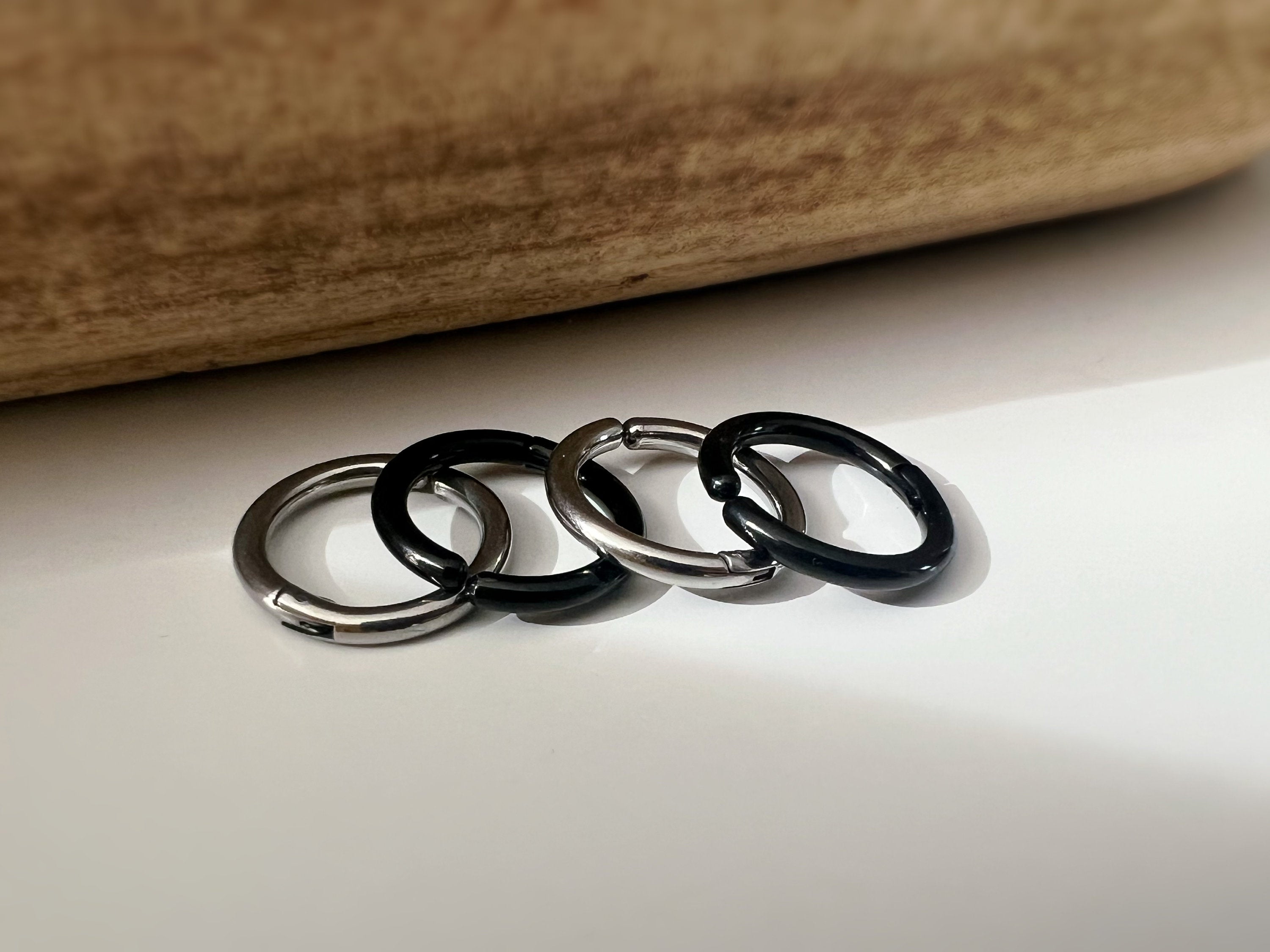 Rock Boucles d'oreille CLIPS Pince Anneaux couleur Argent/ Noir pour oreilles non percées. Hommes Femmes Créole cercle 18mm