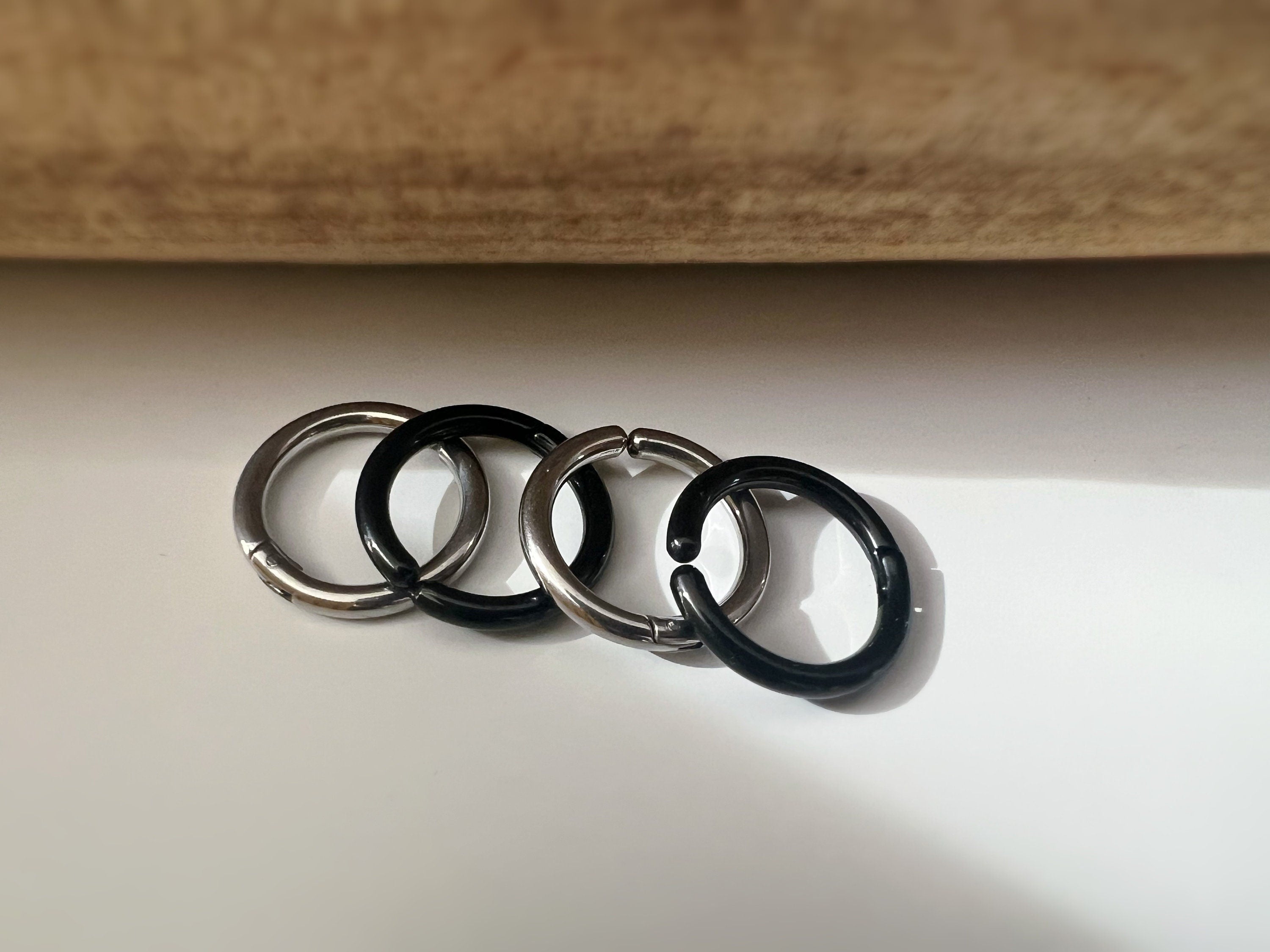 Rock Boucles d'oreille CLIPS Pince Anneaux couleur Argent/ Noir pour oreilles non percées. Hommes Femmes Créole cercle 18mm