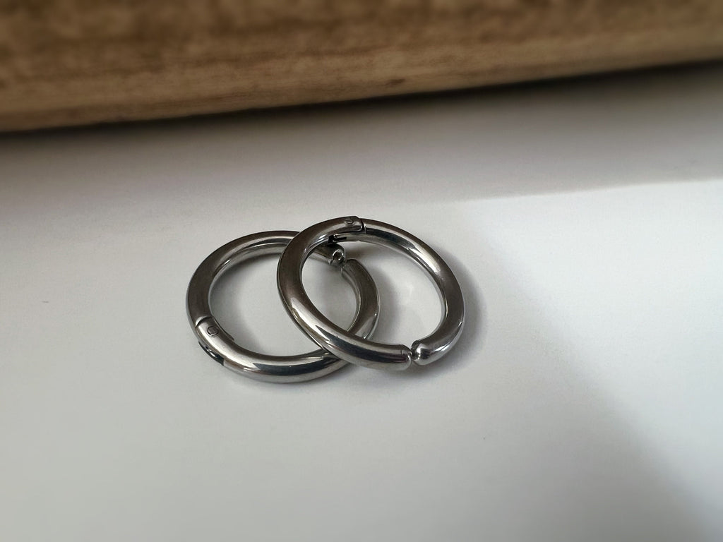 Rock Boucles d'oreille CLIPS Pince Anneaux couleur Argent/ Noir pour oreilles non percées. Hommes Femmes Créole cercle 18mm