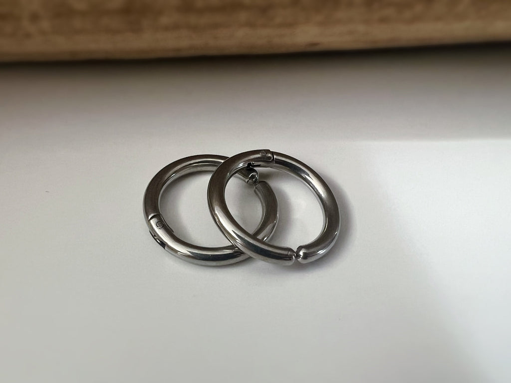 Rock Boucles d'oreille CLIPS Pince Anneaux couleur Argent/ Noir pour oreilles non percées. Hommes Femmes Créole cercle 18mm