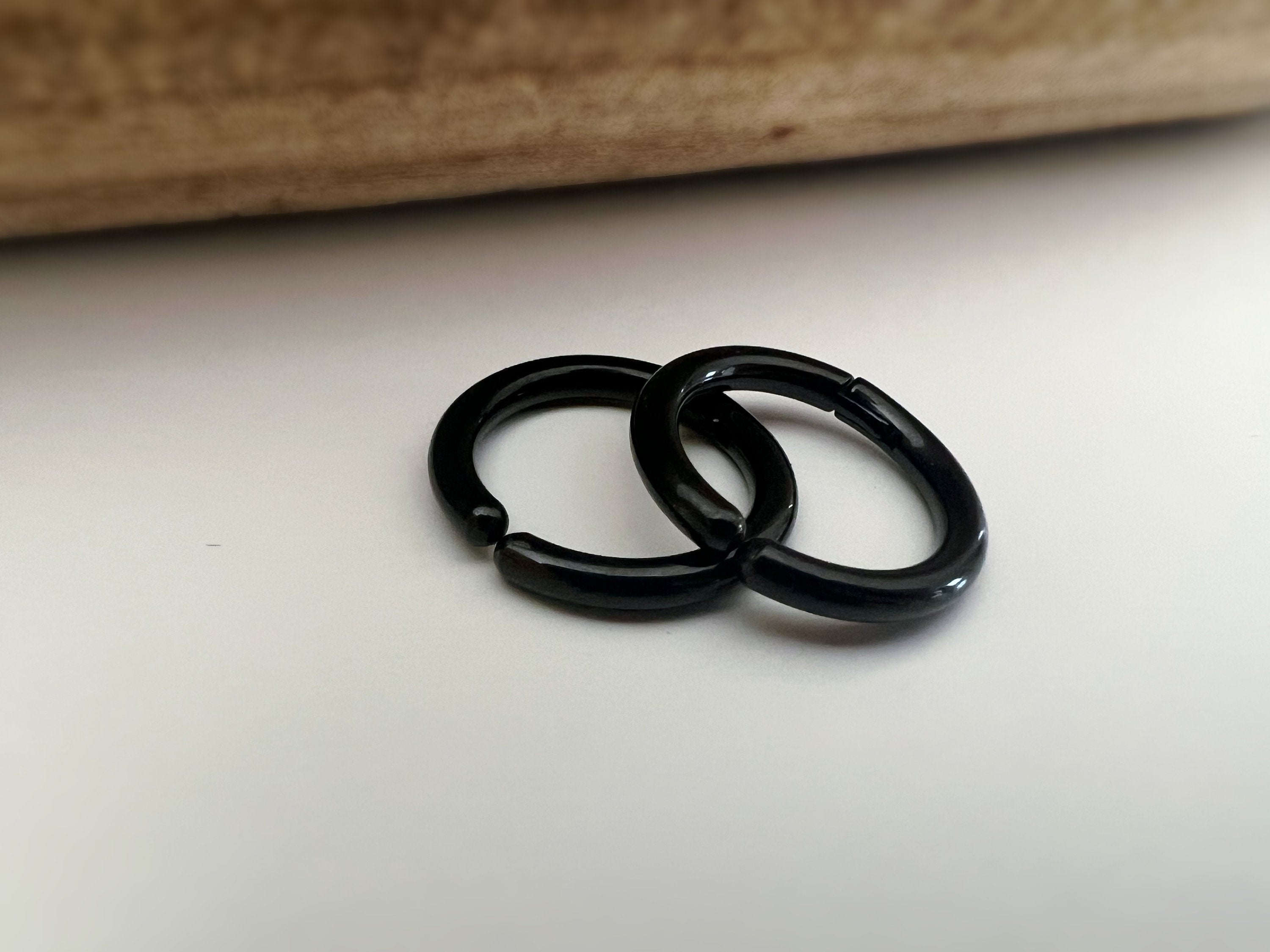 Rock Boucles d'oreille CLIPS Pince Anneaux couleur Argent/ Noir pour oreilles non percées. Hommes Femmes Créole cercle 18mm