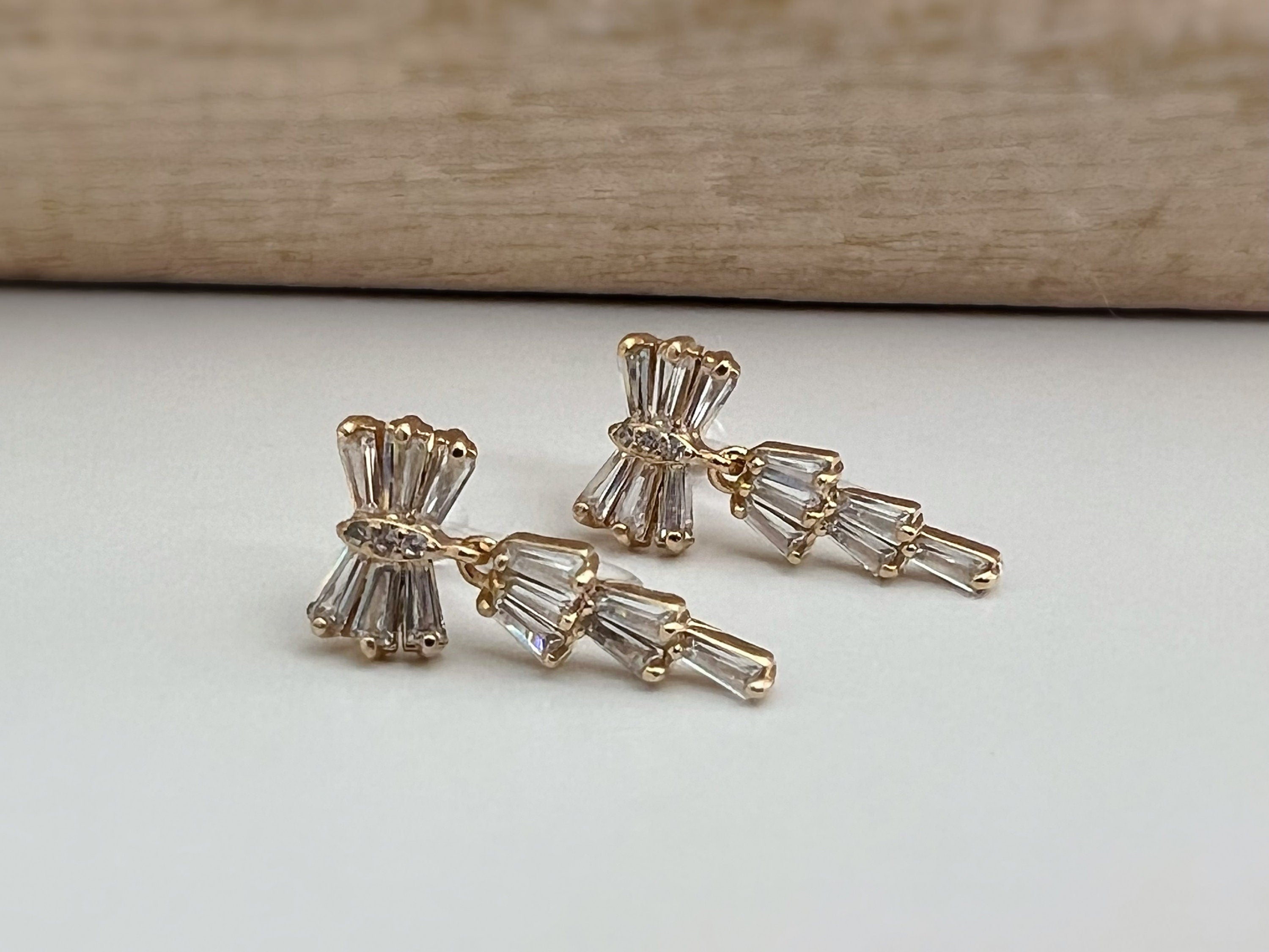 CLIPS d'oreilles invisibles pendants, Noeud de papillon zircon. Boucles d'oreilles délicat minimaliste, prêt à offrir
