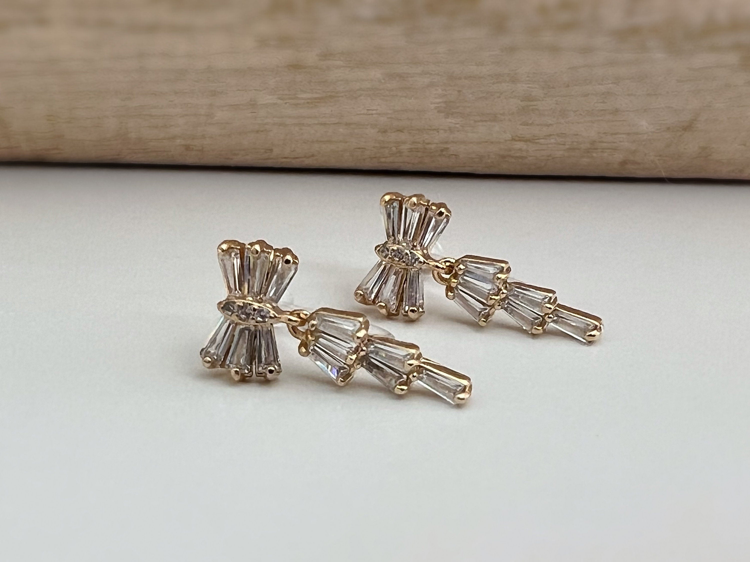 CLIPS d'oreilles invisibles pendants, Noeud de papillon zircon. Boucles d'oreilles délicat minimaliste, prêt à offrir