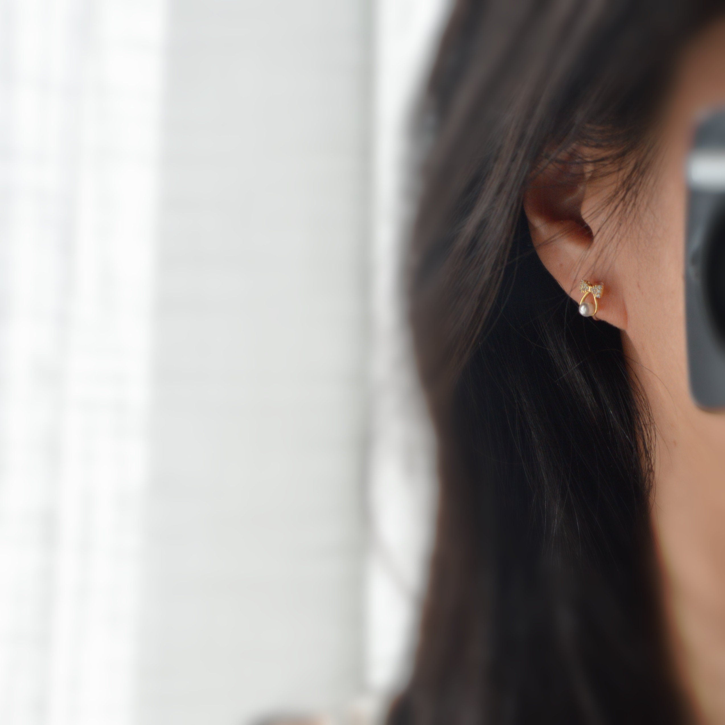 CLIPS d'oreilles invisibles, Mini Noeud de papillon zircon goutte d'eau perle blanche. Boucles d'oreilles délicat minimaliste, prêt à offrir
