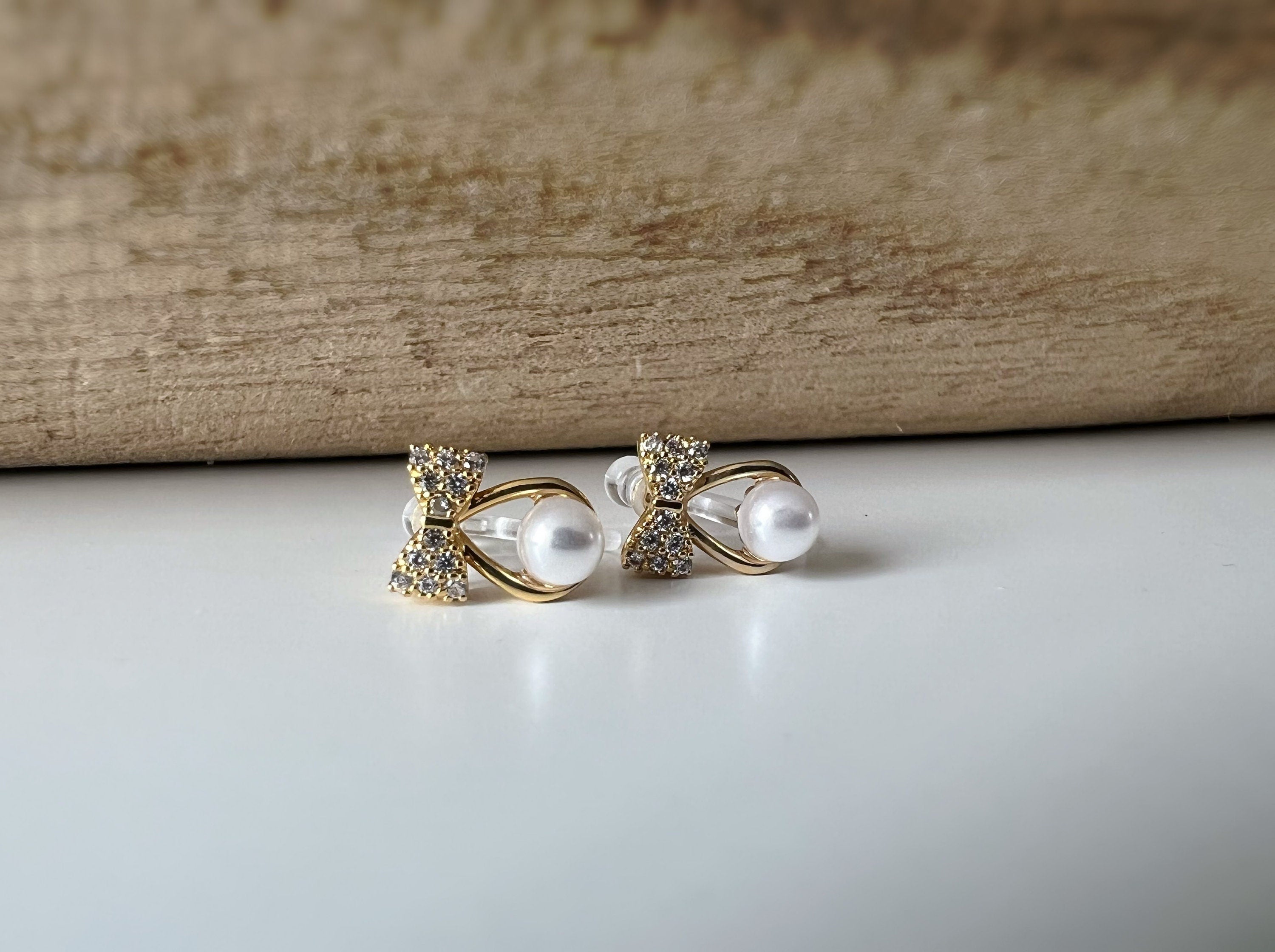 CLIPS d'oreilles invisibles, Mini Noeud de papillon zircon goutte d'eau perle blanche. Boucles d'oreilles délicat minimaliste, prêt à offrir