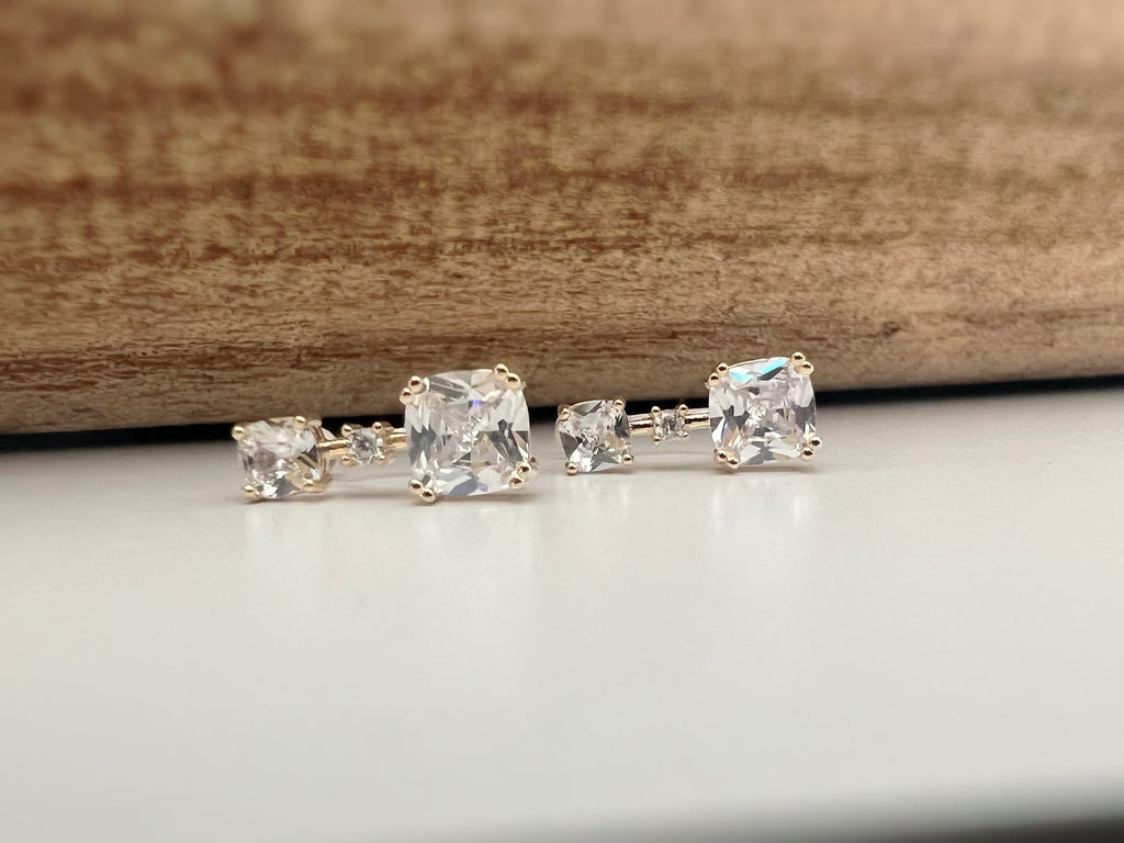 Clips d'oreilles invisibles Carré mini pierre zircon transparent. CLIPS confortable prêt à offrir