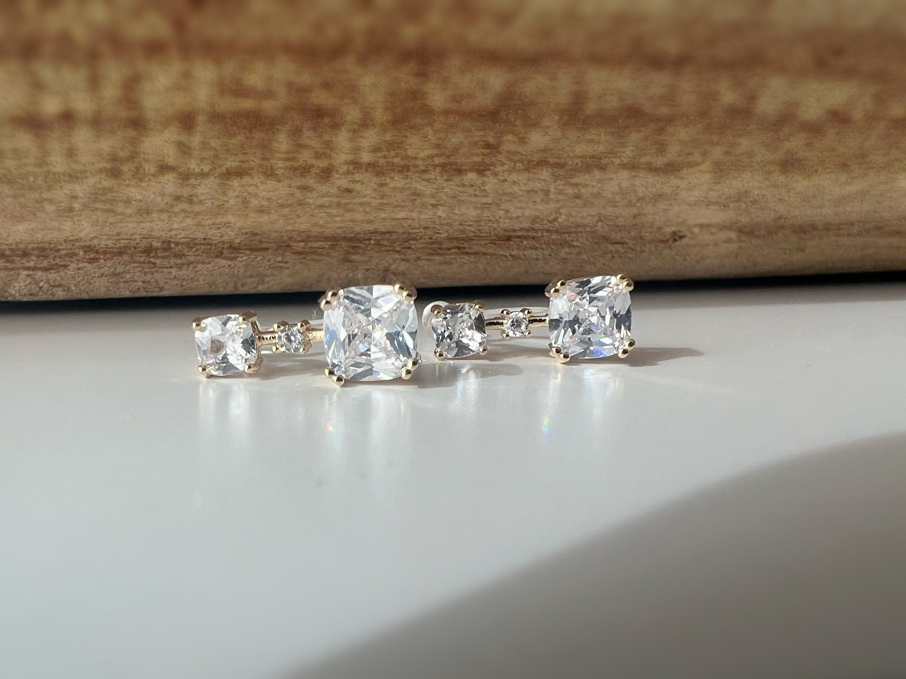 Clips d'oreilles invisibles Carré mini pierre zircon transparent. CLIPS confortable prêt à offrir