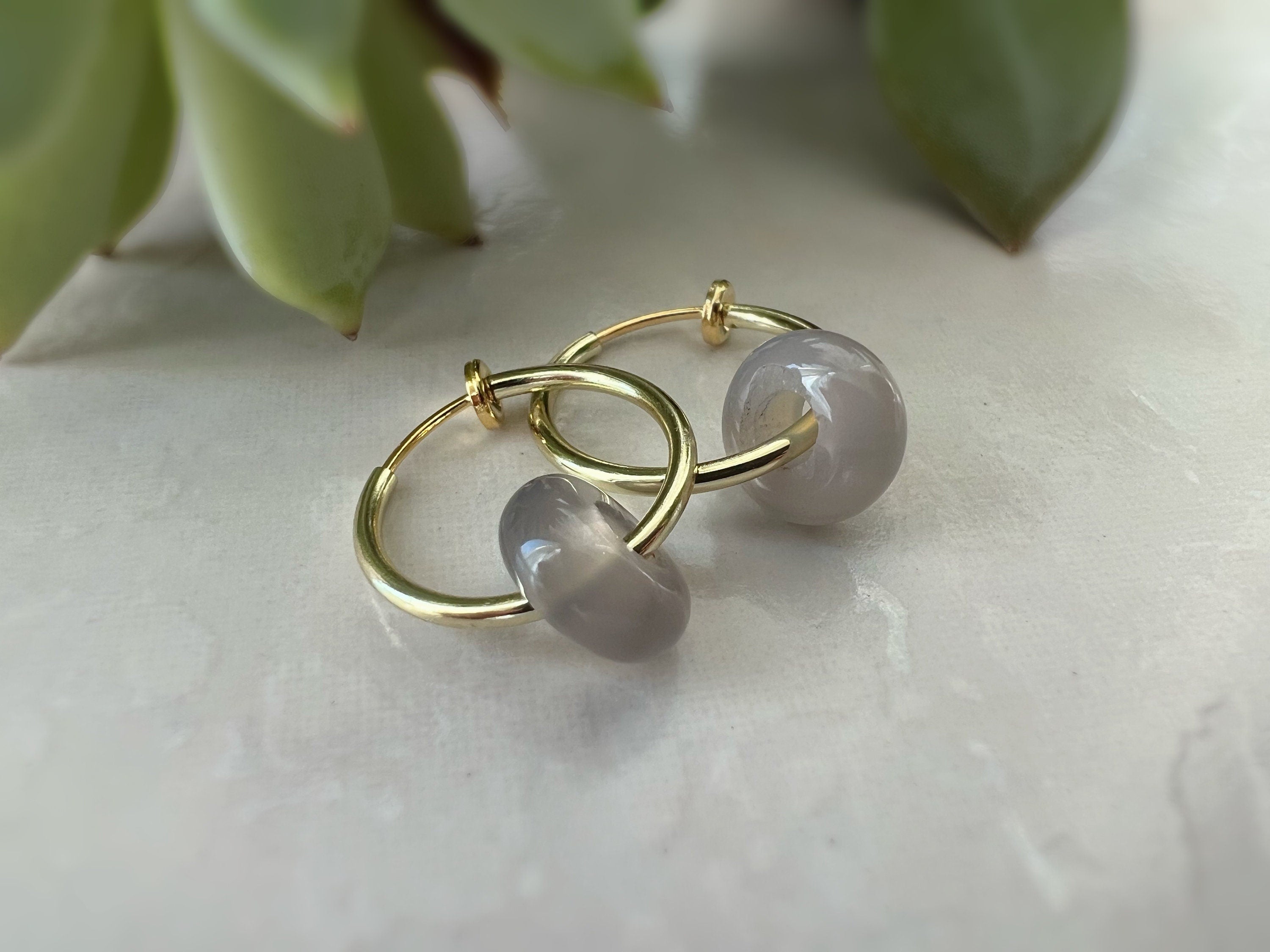 2 EN 1, Clips d'oreilles Anneaux Petit cercle agate grise. Créoles Clips 18mm Argent / Or. CLIPS confortable Oreilles non percées.