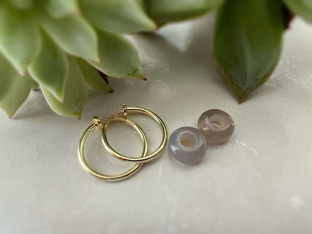 2 EN 1, Clips d'oreilles Anneaux Petit cercle agate grise. Créoles Clips 18mm Argent / Or. CLIPS confortable Oreilles non percées.
