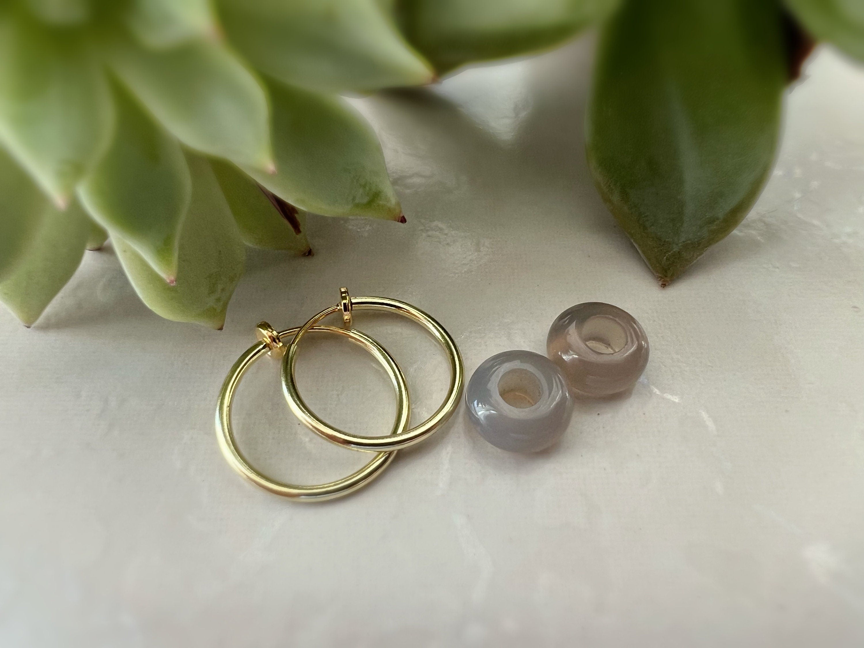 2 EN 1, Clips d'oreilles Anneaux Petit cercle agate grise. Créoles Clips 18mm Argent / Or. CLIPS confortable Oreilles non percées.