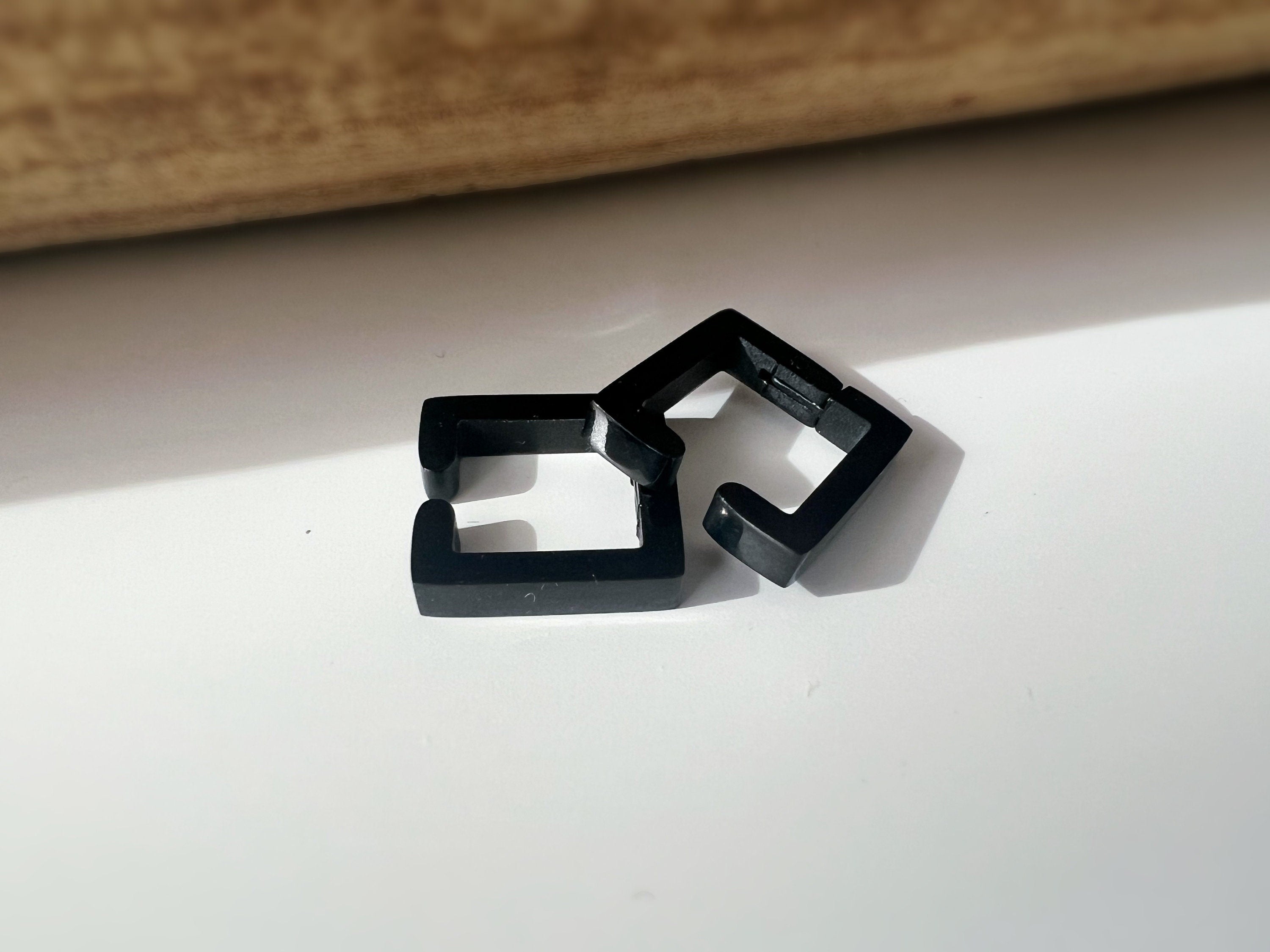 Boucles d'oreilles Rock CLIPS CLAMP carré Argent / Noir. clips d'oreilles pour Oreilles Non Percées. Bijoux quotidiens hommes femmes