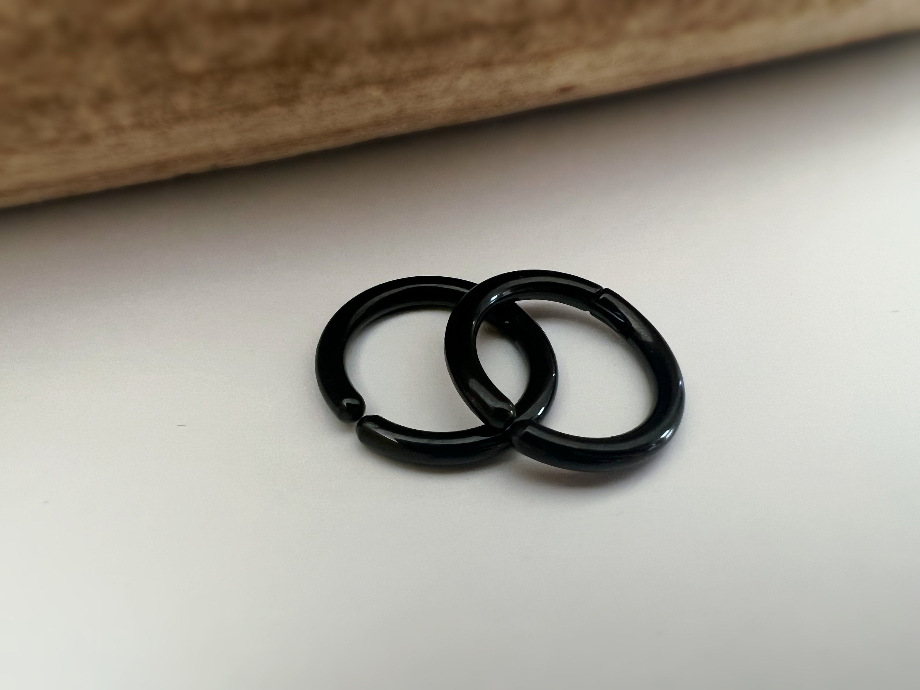 Rock Boucles d'oreille CLIPS Pince Anneaux couleur Argent/ Noir pour oreilles non percées. Hommes Femmes Créole cercle 18mm