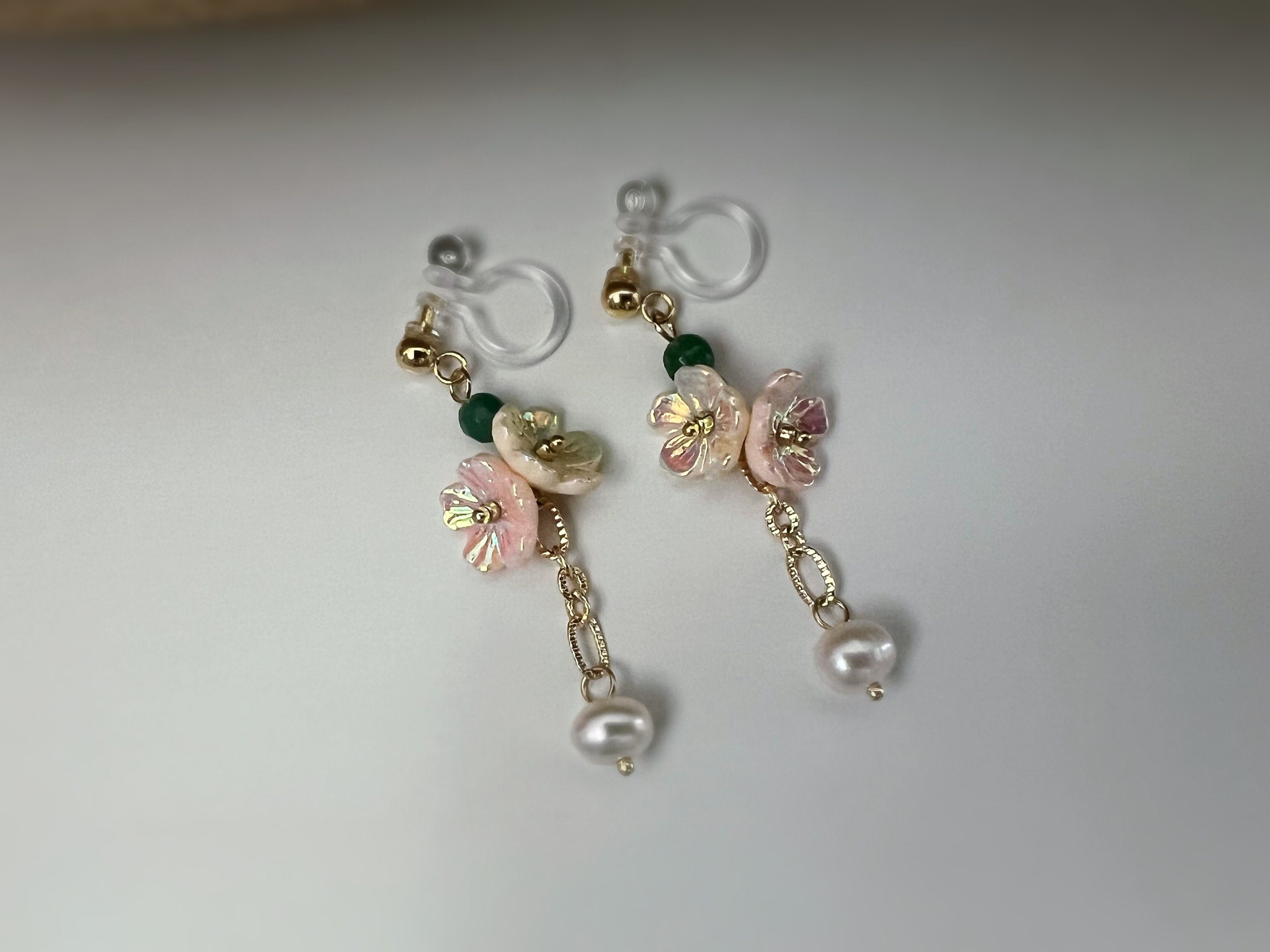 Boucles d'oreilles Clips INVISIBLES pendantes Chaîne or, Mini Perles facettes vert. Double fleurs rose saumon blanc crème Perle d'eau douce
