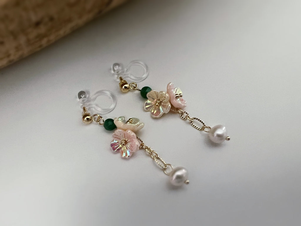 Boucles d'oreilles Clips INVISIBLES pendantes Chaîne or, Mini Perles facettes vert. Double fleurs rose saumon blanc crème Perle d'eau douce