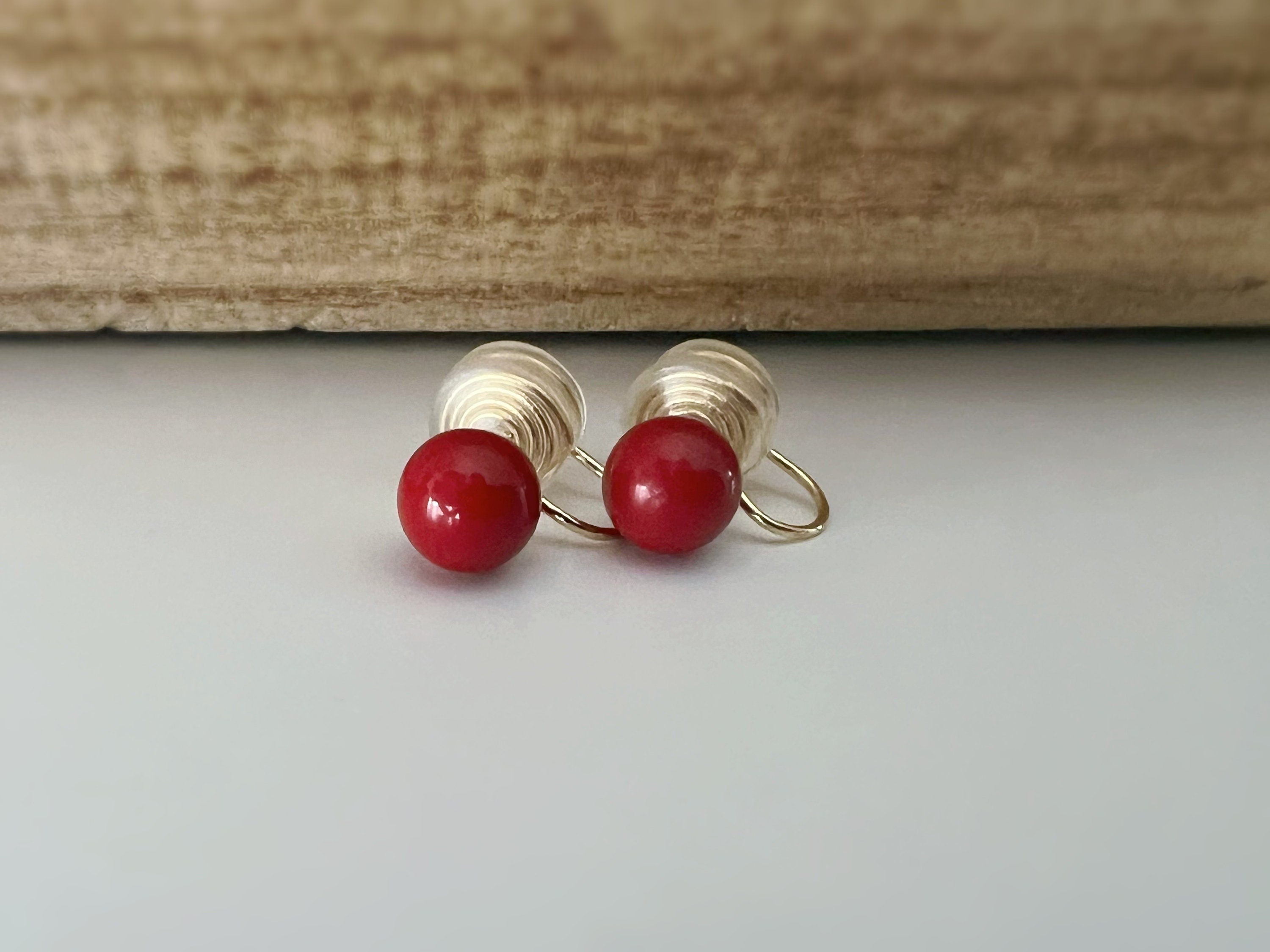 PAINLESS ! CLIPS U spiral earrings 8mm red pearl gold plated. Comfortable ear clips.