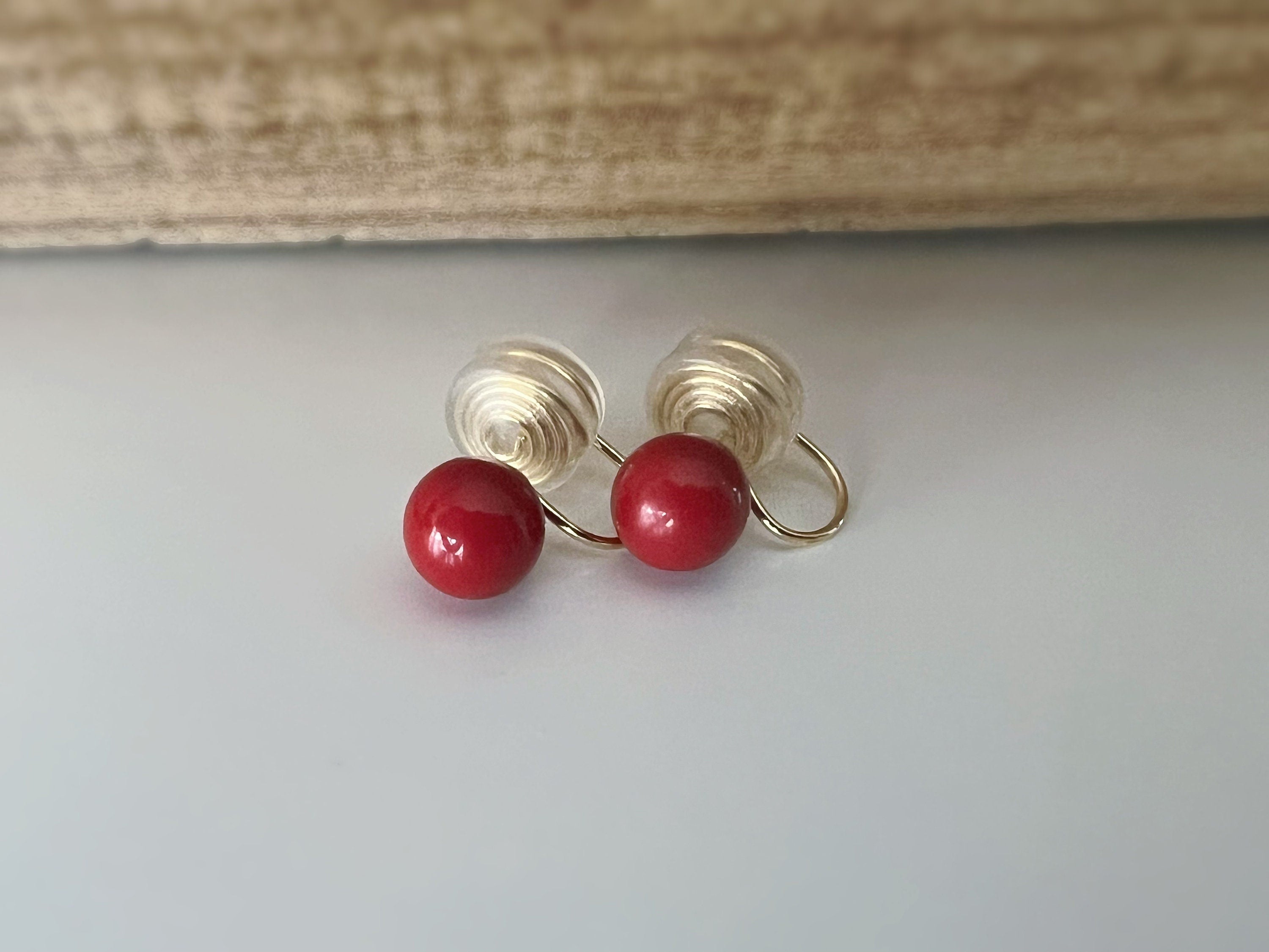 PAINLESS ! CLIPS U spiral earrings 8mm red pearl gold plated. Comfortable ear clips.