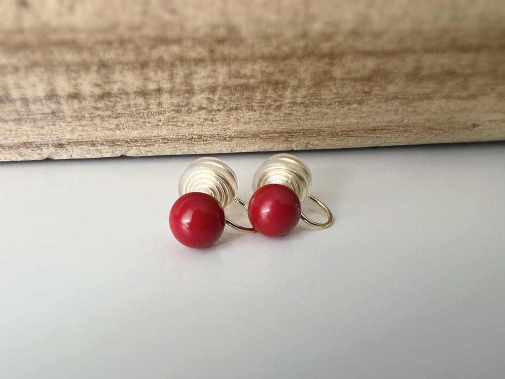 PAINLESS ! CLIPS U spiral earrings 8mm red pearl gold plated. Comfortable ear clips.