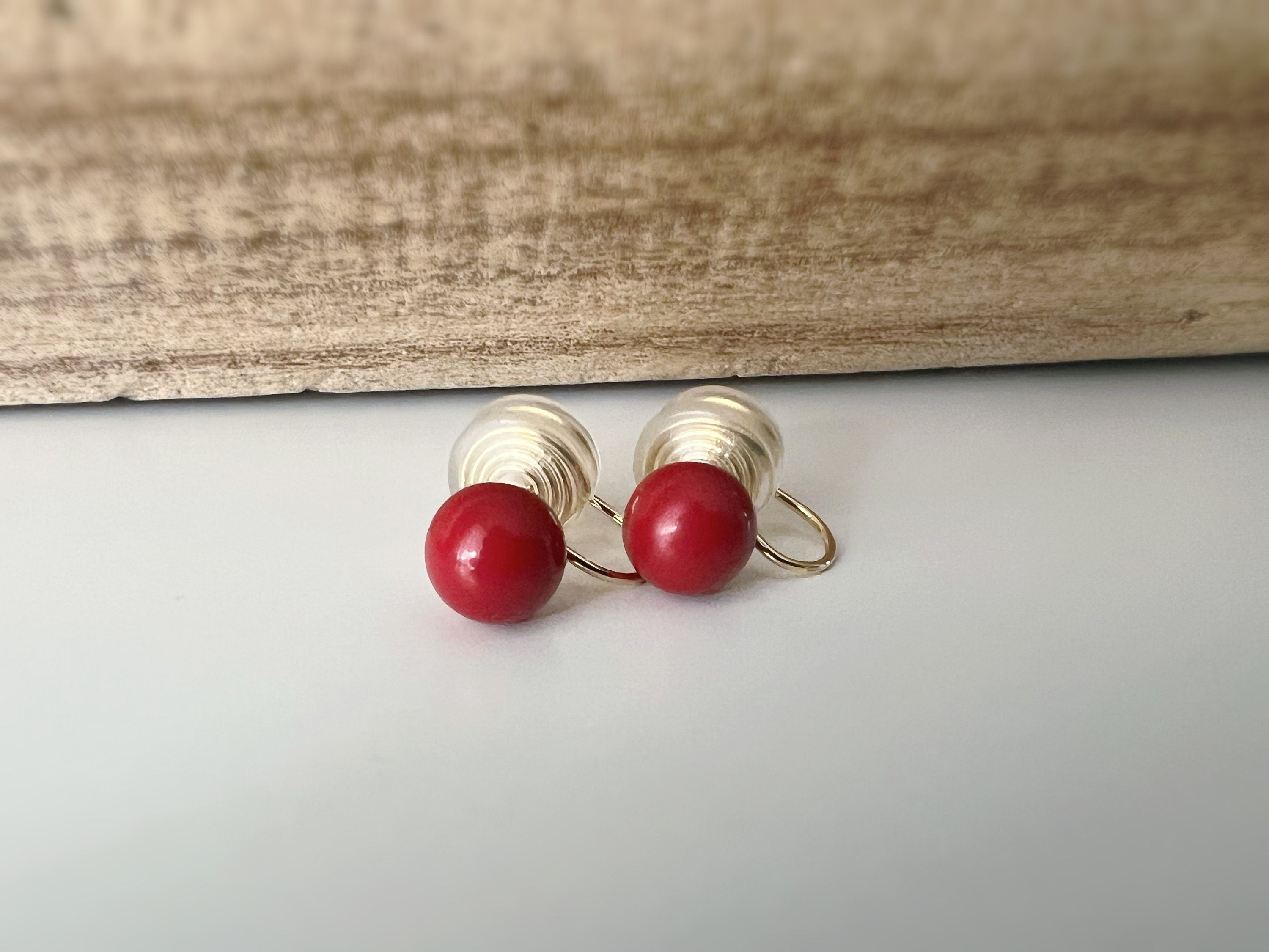 PAINLESS ! CLIPS U spiral earrings 8mm red pearl gold plated. Comfortable ear clips.