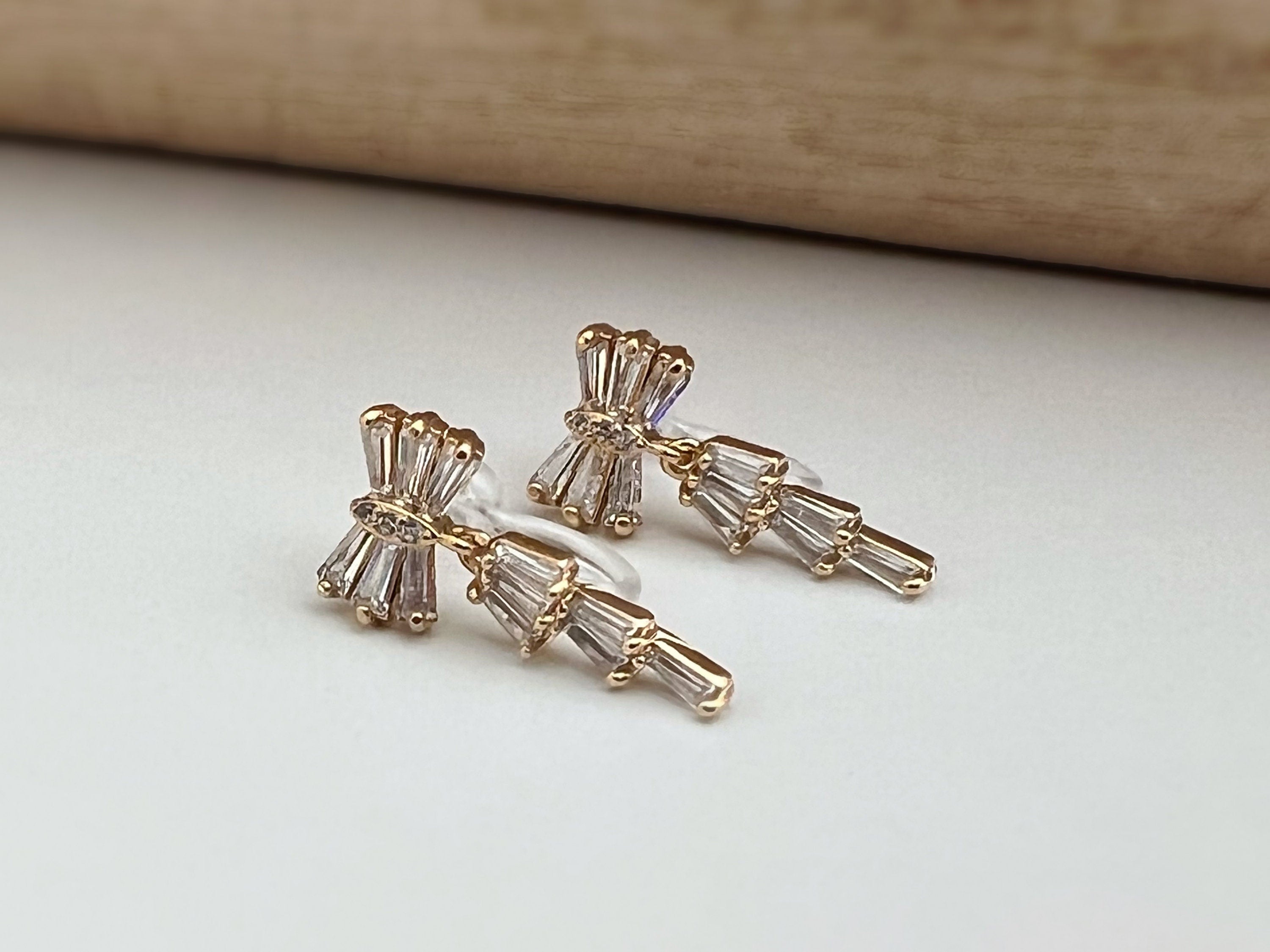 CLIPS d'oreilles invisibles pendants, Noeud de papillon zircon. Boucles d'oreilles délicat minimaliste, prêt à offrir