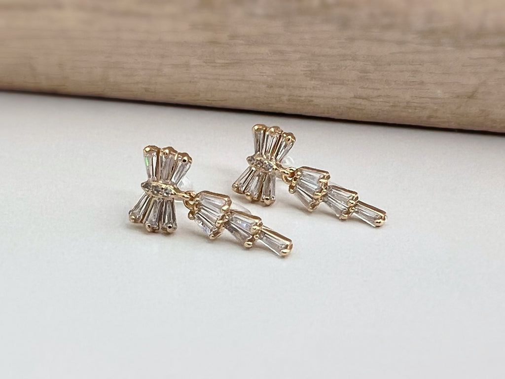 CLIPS d'oreilles invisibles pendants, Noeud de papillon zircon. Boucles d'oreilles délicat minimaliste, prêt à offrir