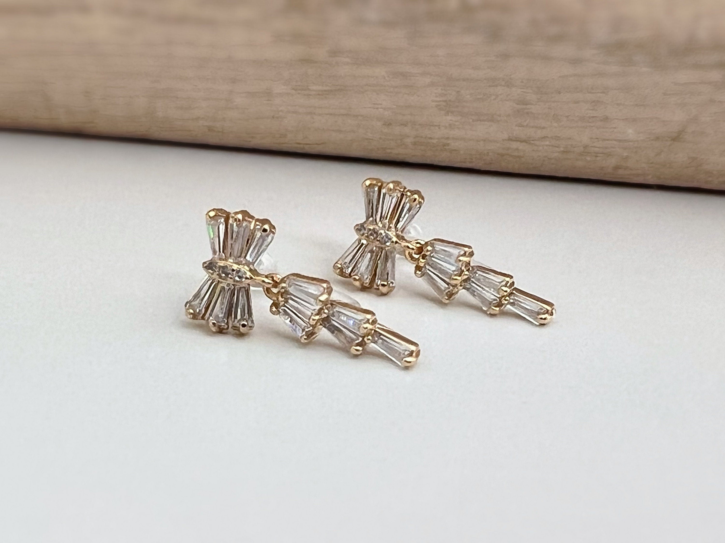 CLIPS d'oreilles invisibles pendants, Noeud de papillon zircon. Boucles d'oreilles délicat minimaliste, prêt à offrir