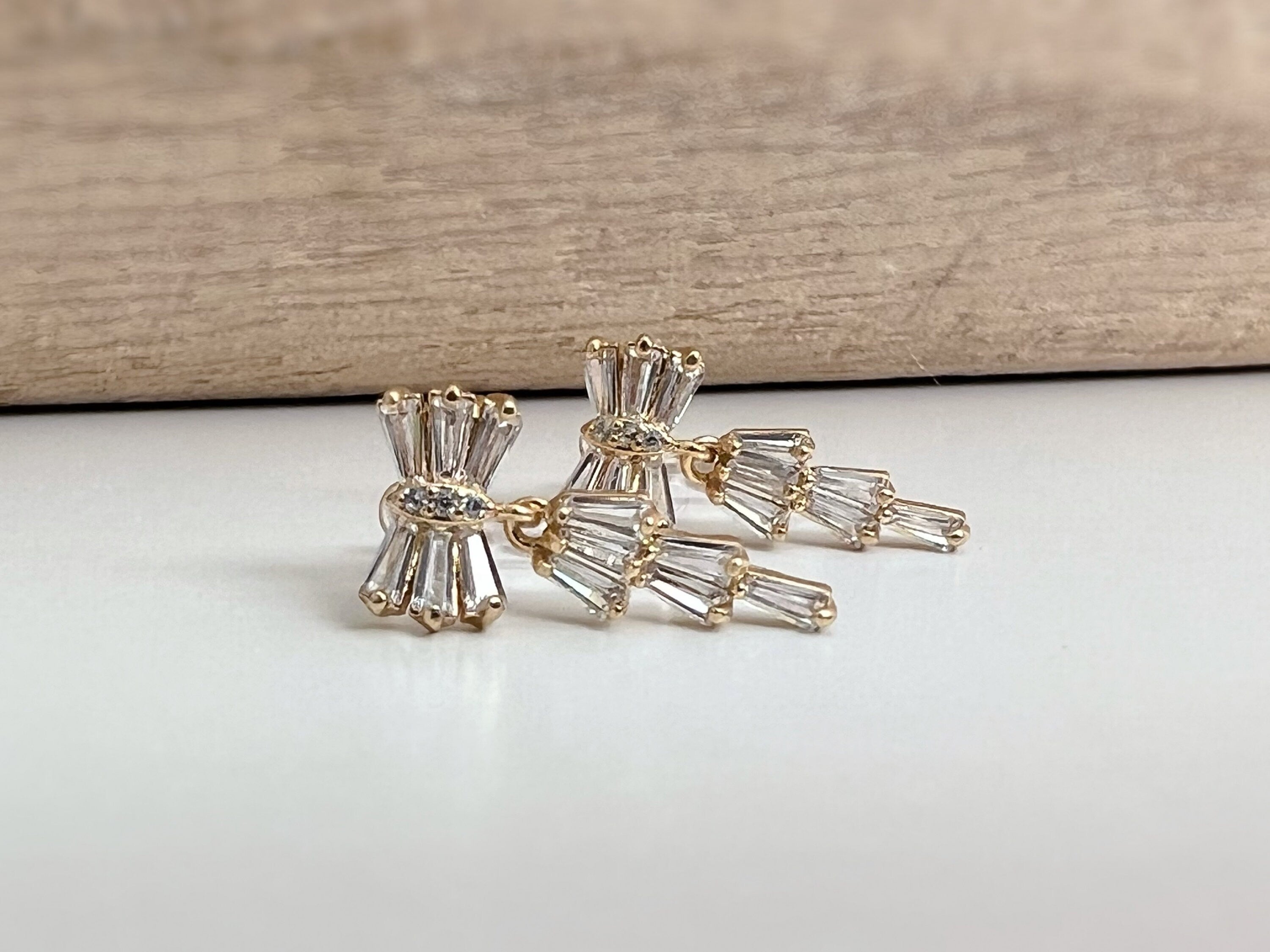 CLIPS d'oreilles invisibles pendants, Noeud de papillon zircon. Boucles d'oreilles délicat minimaliste, prêt à offrir