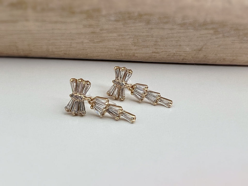 CLIPS d'oreilles invisibles pendants, Noeud de papillon zircon. Boucles d'oreilles délicat minimaliste, prêt à offrir