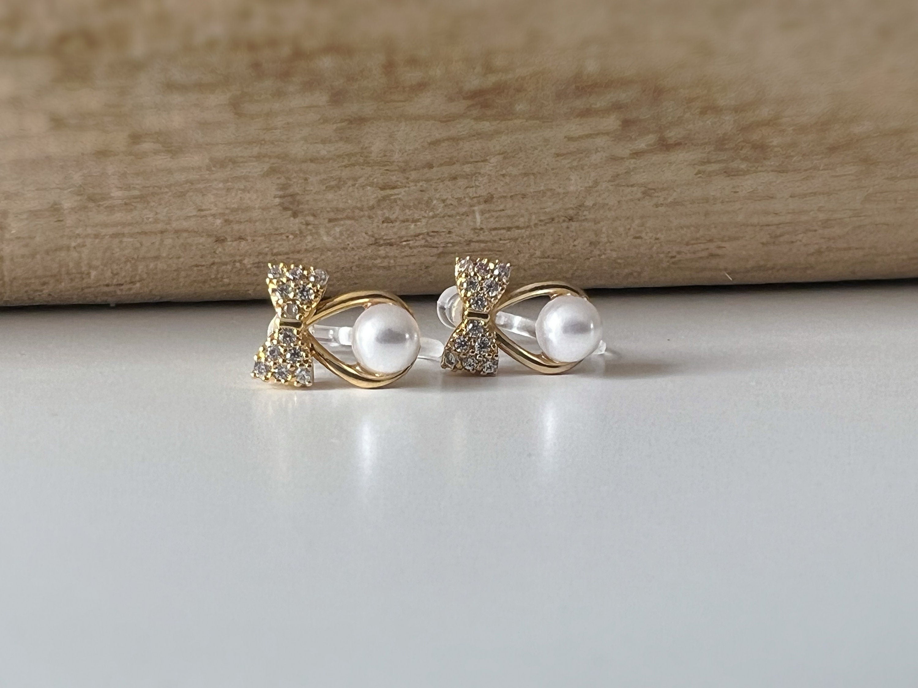 CLIPS d'oreilles invisibles, Mini Noeud de papillon zircon goutte d'eau perle blanche. Boucles d'oreilles délicat minimaliste, prêt à offrir