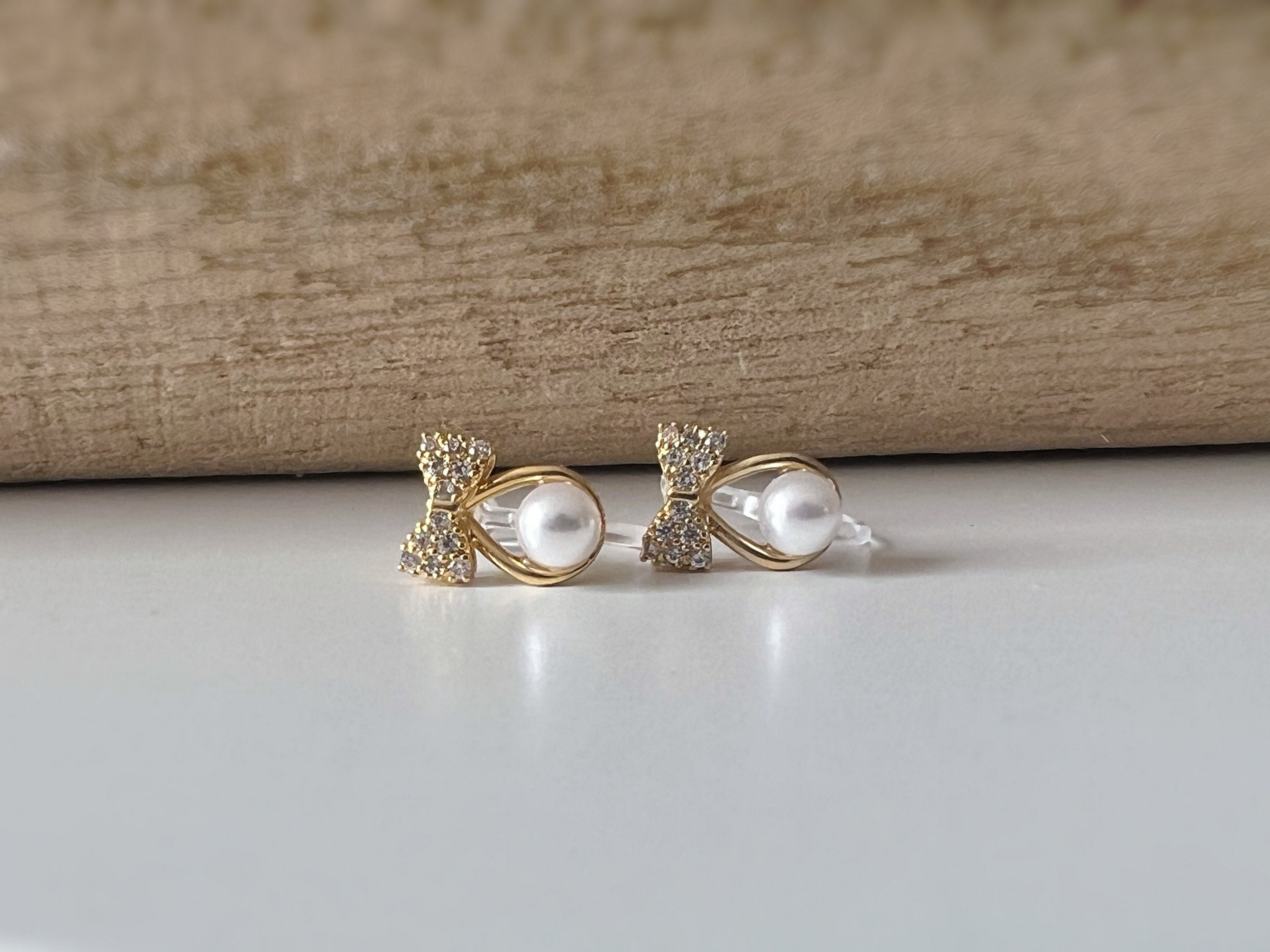 CLIPS d'oreilles invisibles, Mini Noeud de papillon zircon goutte d'eau perle blanche. Boucles d'oreilles délicat minimaliste, prêt à offrir