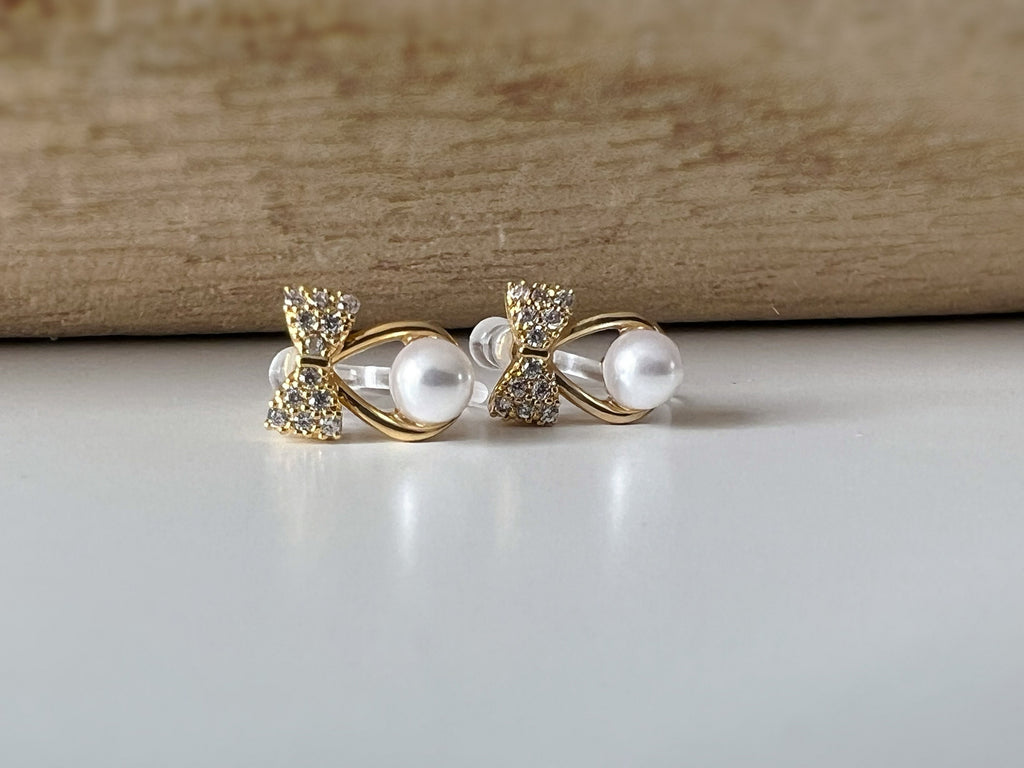 CLIPS d'oreilles invisibles, Mini Noeud de papillon zircon goutte d'eau perle blanche. Boucles d'oreilles délicat minimaliste, prêt à offrir