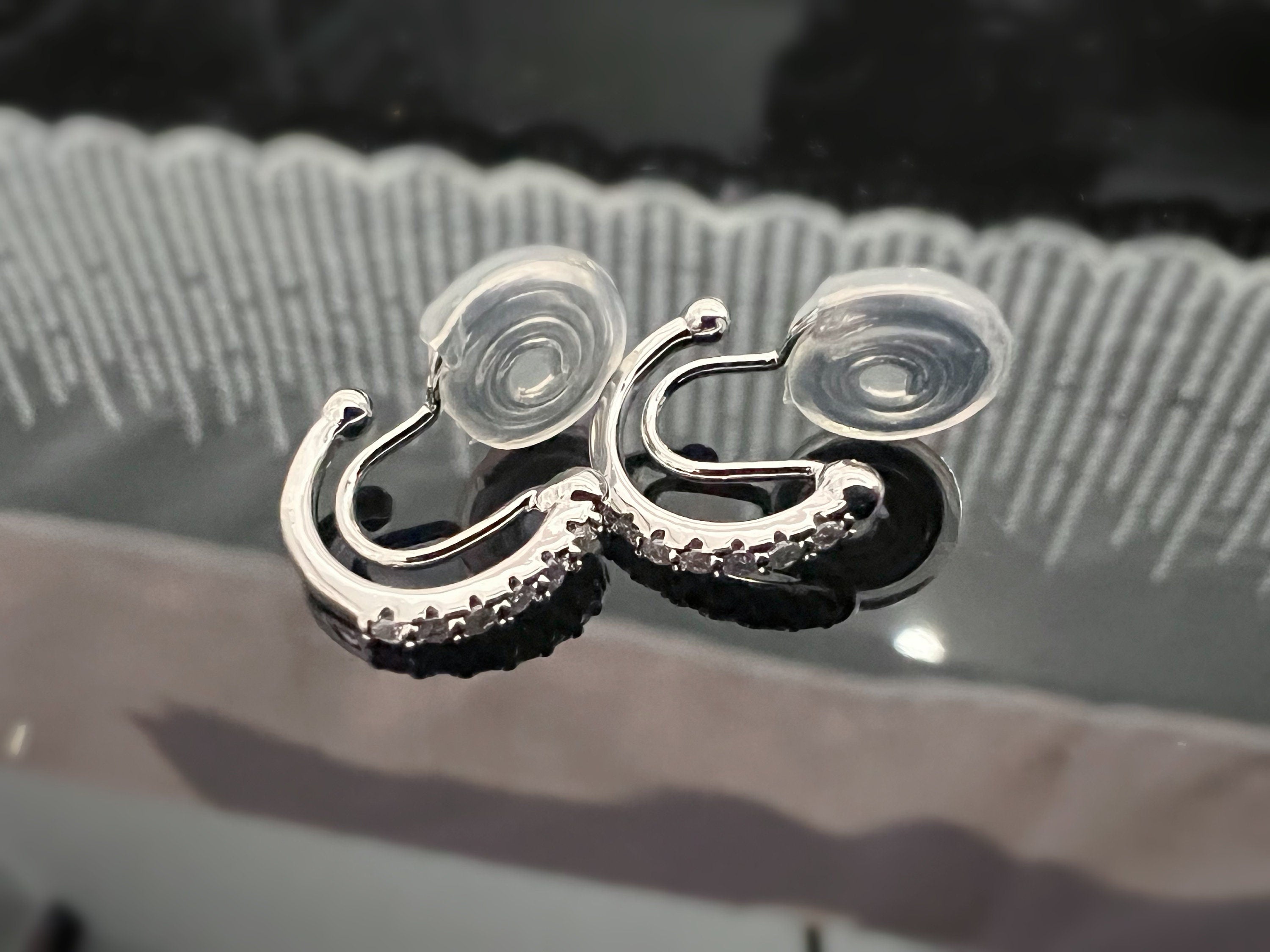 SANS DOULEUR ! Boucles d'oreilles CLIPS U spirale Demi-cercle Mini Pierres Zircon Rond plaqué d'Or. Clips d'oreilles confortable.