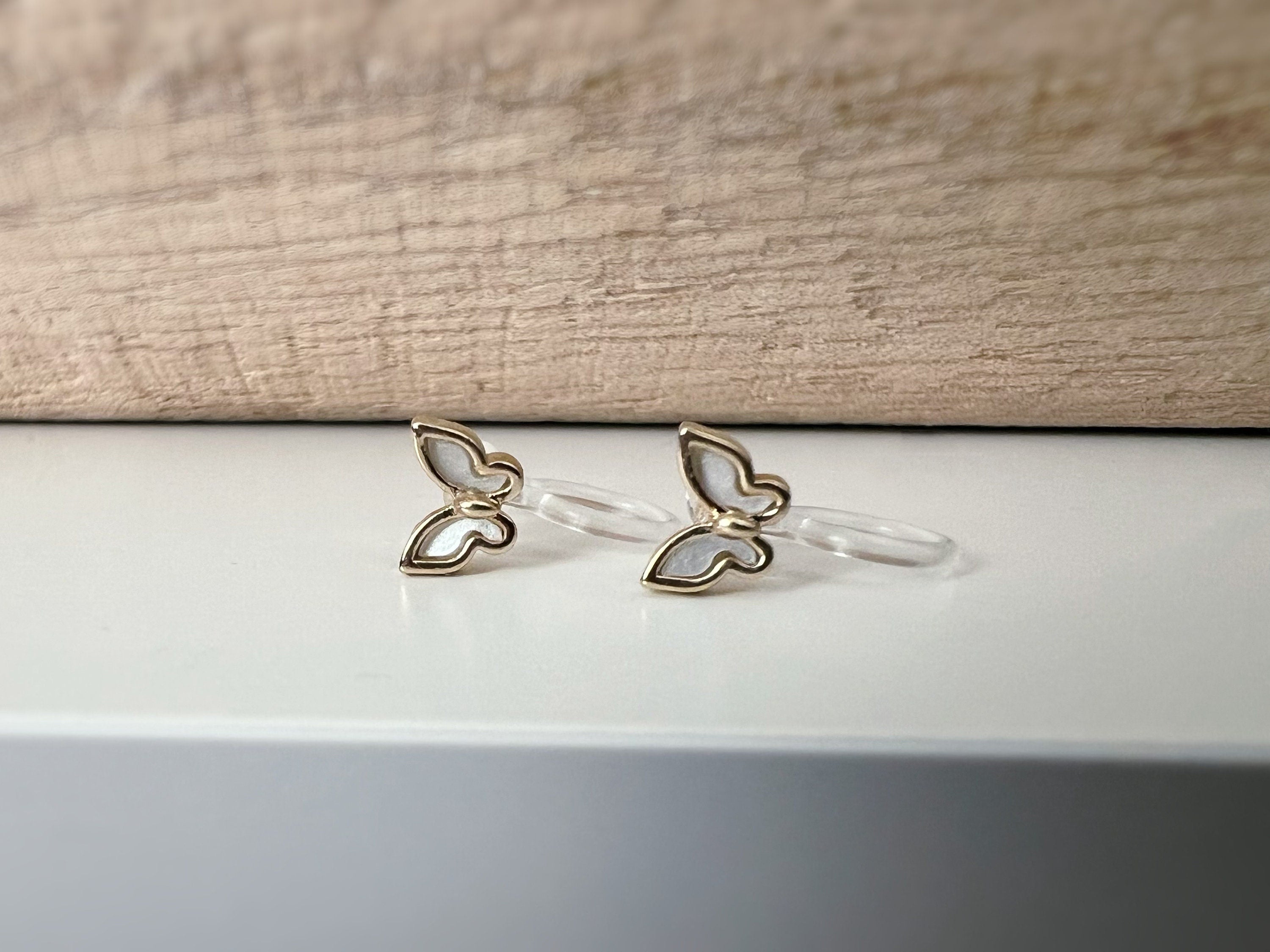 Mini CLIPS d'oreilles invisibles couleur Or petit papillon nacre blanche Boucles d'oreilles délicat minimaliste
