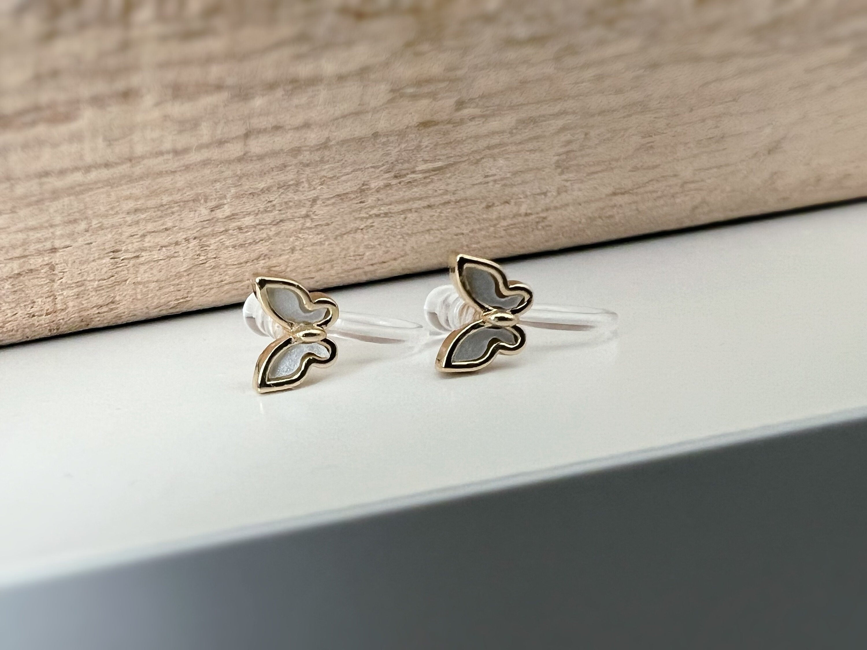 Mini CLIPS d'oreilles invisibles couleur Or petit papillon nacre blanche Boucles d'oreilles délicat minimaliste