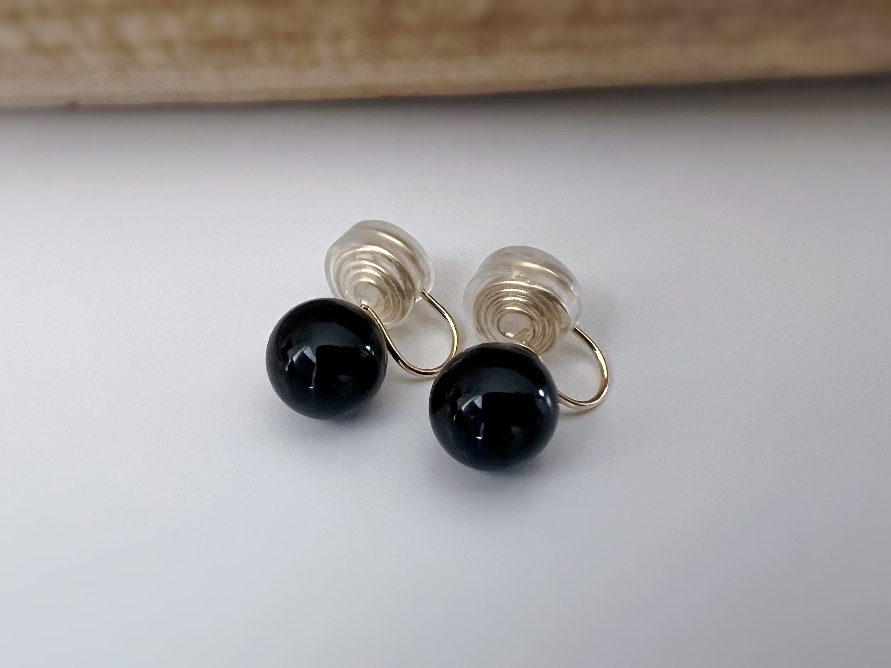 SANS DOULEUR ! Boucles d'oreilles CLIPS U spirale Perle Noir 8mm/ 10mm plaqué d'Or. Clips d'oreilles confortable.