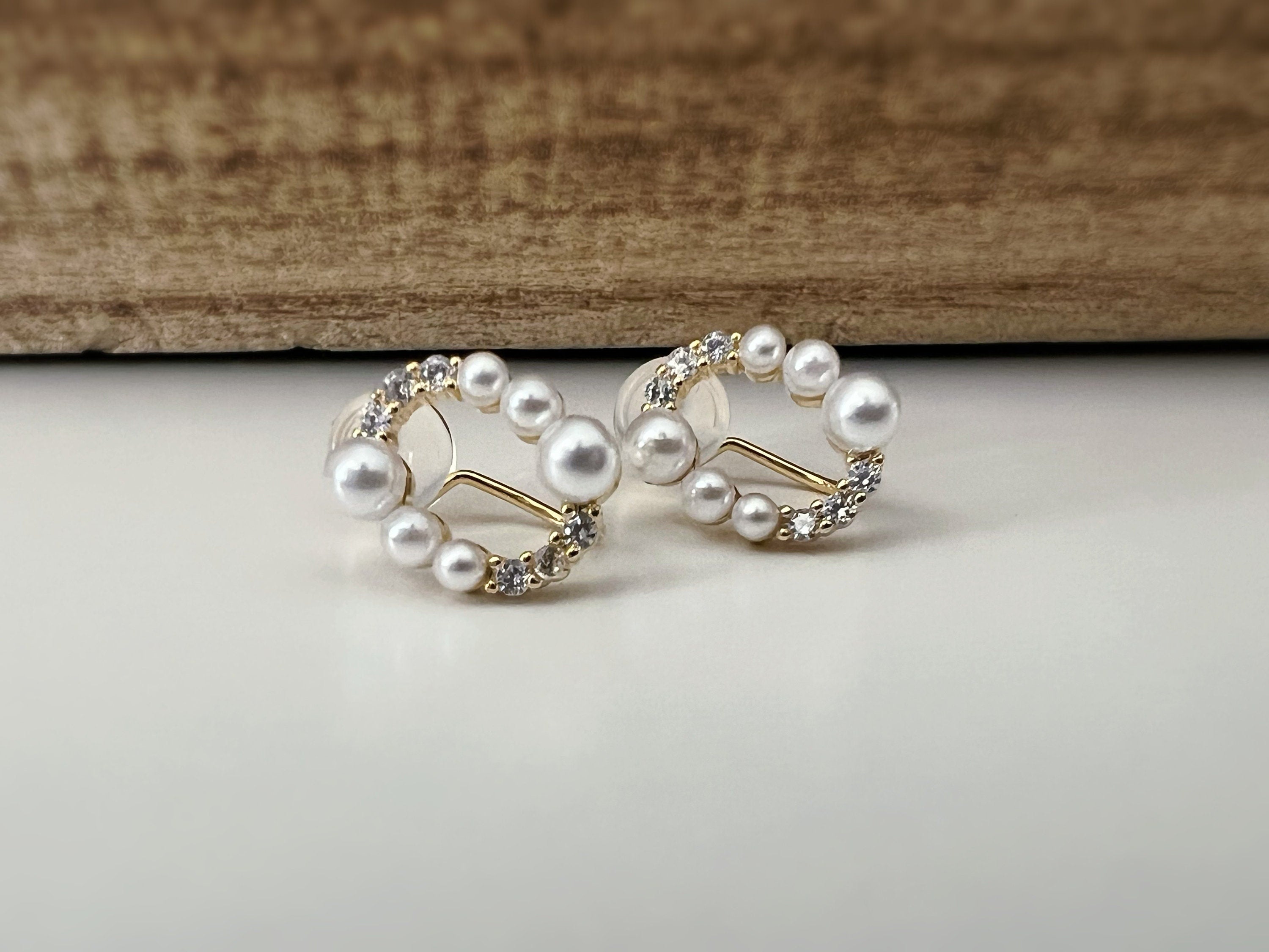 PAINLESS ! CLIPS U earrings gold plated Oval mini white pearls and zircon. Comfortable Delicate Ear Clips