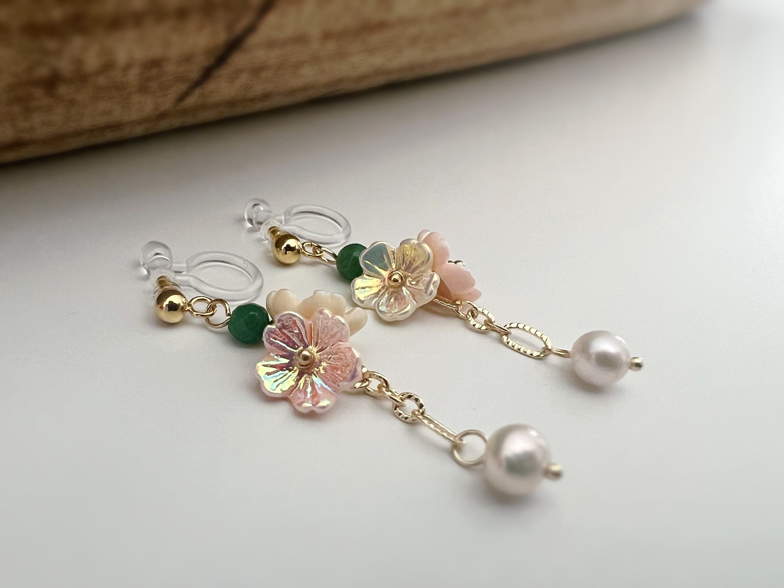 Boucles d'oreilles Clips INVISIBLES pendantes Chaîne or, Mini Perles facettes vert. Double fleurs rose saumon blanc crème Perle d'eau douce
