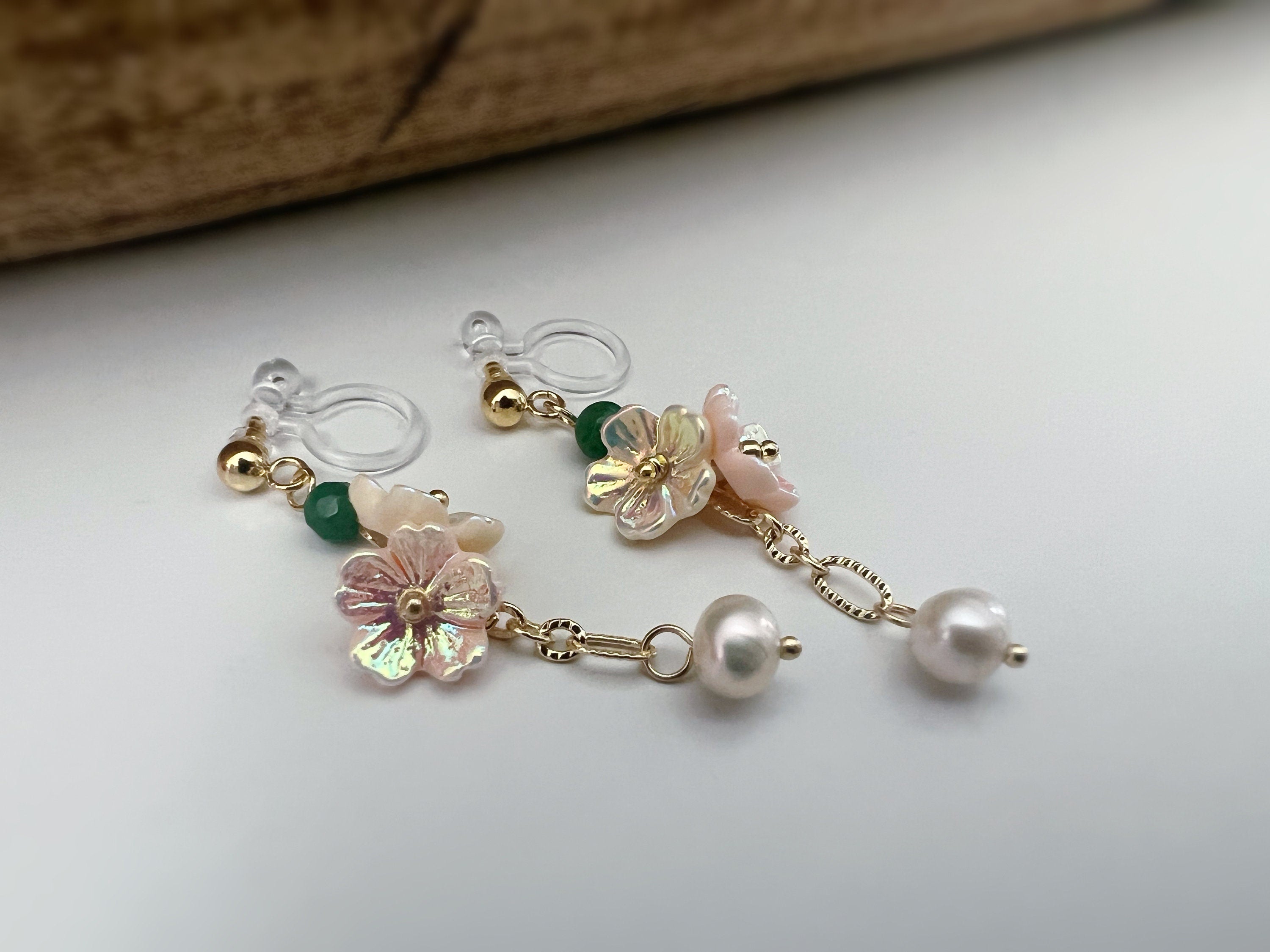 Boucles d'oreilles Clips INVISIBLES pendantes Chaîne or, Mini Perles facettes vert. Double fleurs rose saumon blanc crème Perle d'eau douce