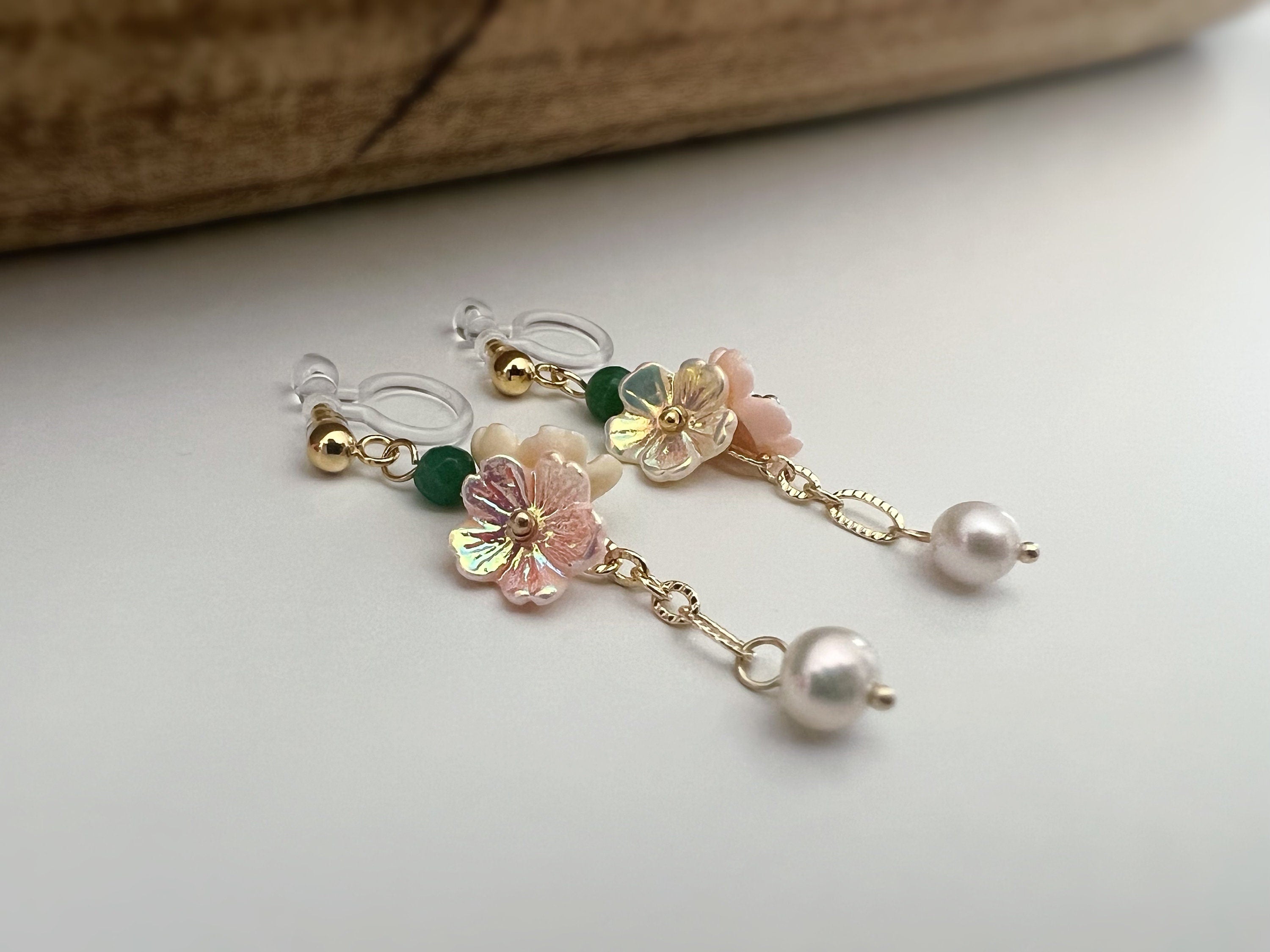 Boucles d'oreilles Clips INVISIBLES pendantes Chaîne or, Mini Perles facettes vert. Double fleurs rose saumon blanc crème Perle d'eau douce