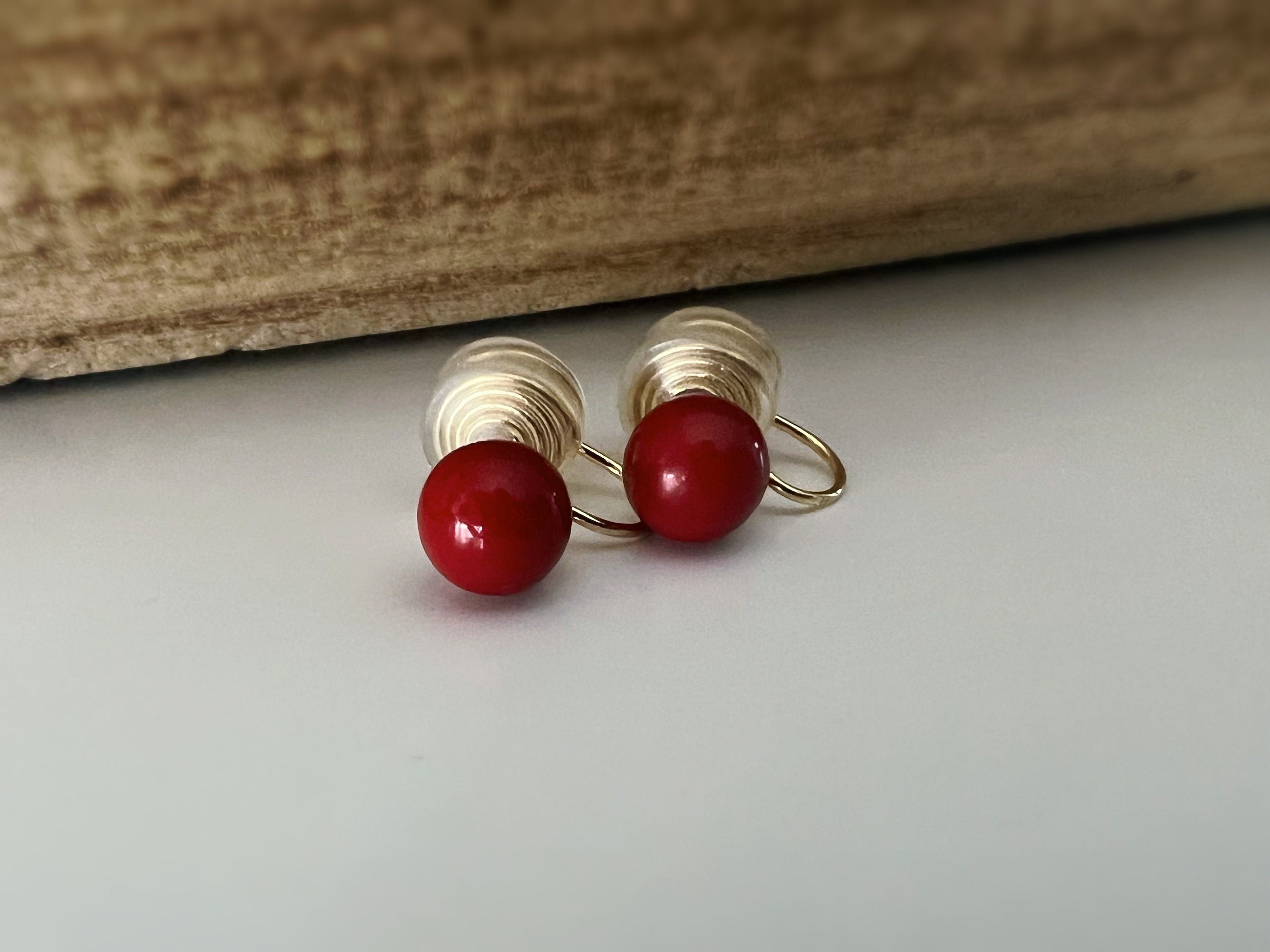 PAINLESS ! CLIPS U spiral earrings 8mm red pearl gold plated. Comfortable ear clips.