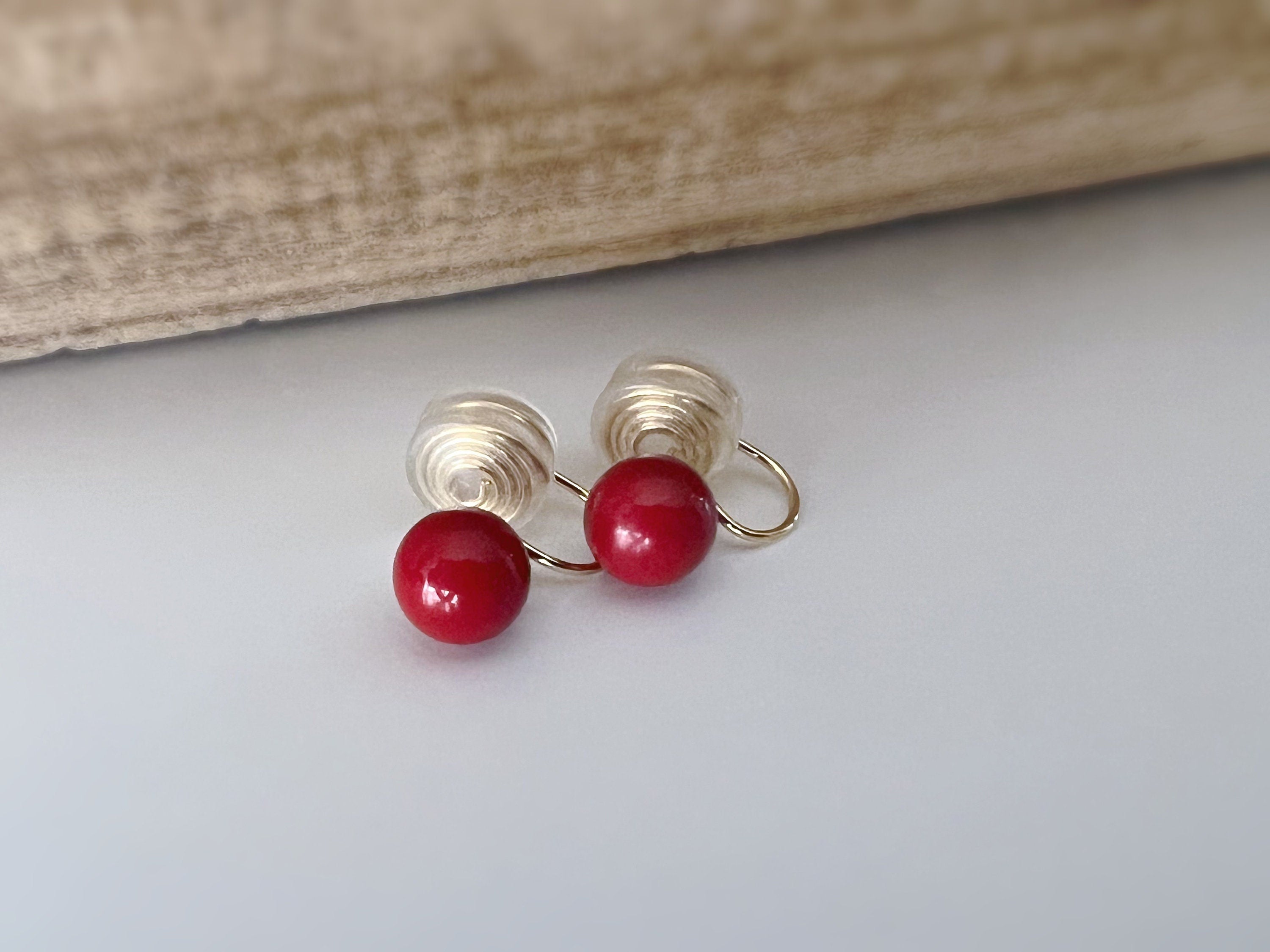 PAINLESS ! CLIPS U spiral earrings 8mm red pearl gold plated. Comfortable ear clips.