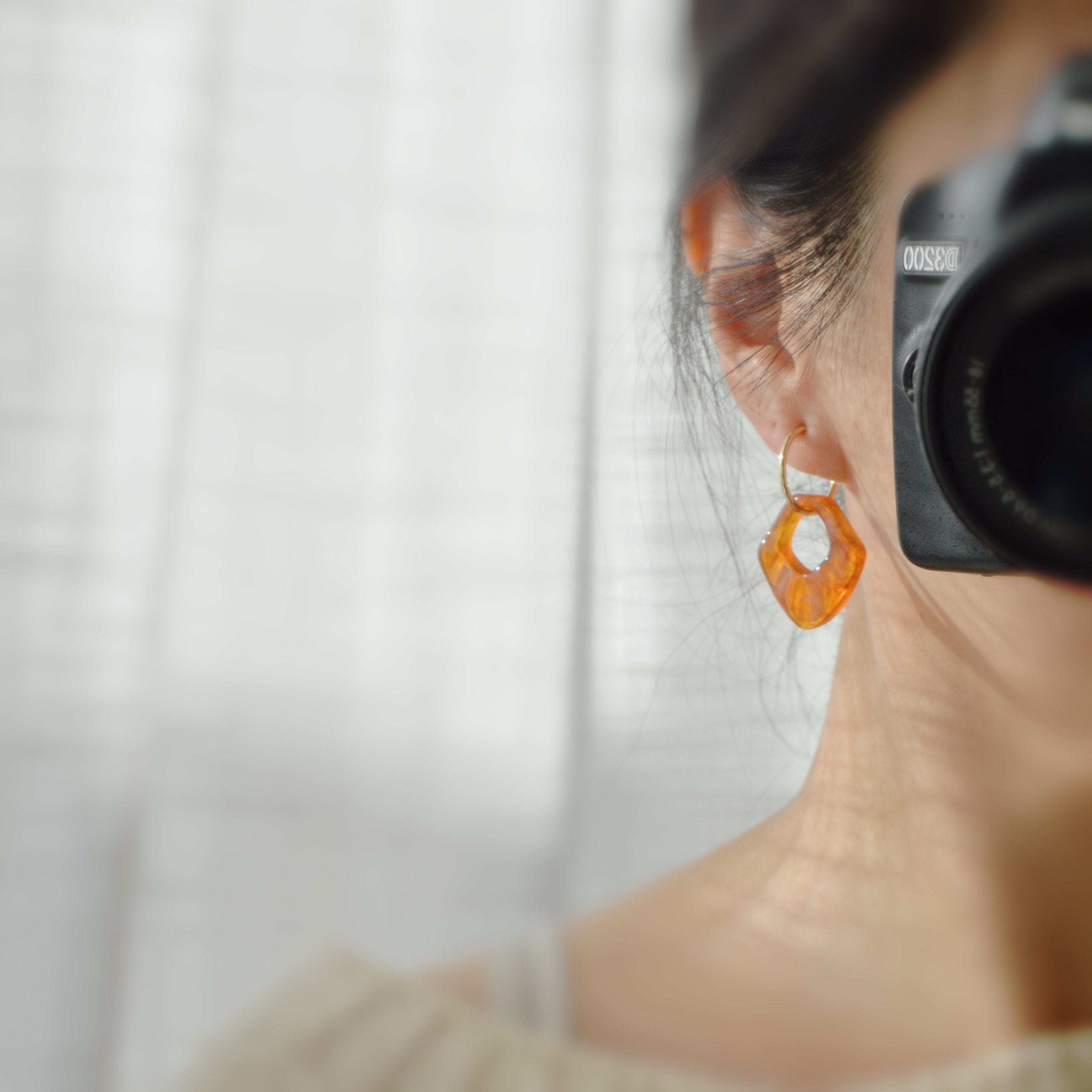 2 EN 1, Clips d'oreilles Anneaux Grand cercle Acétate Marron. Créoles Clips 18mm Argent / Or. CLIPS confortable Oreilles non percées.