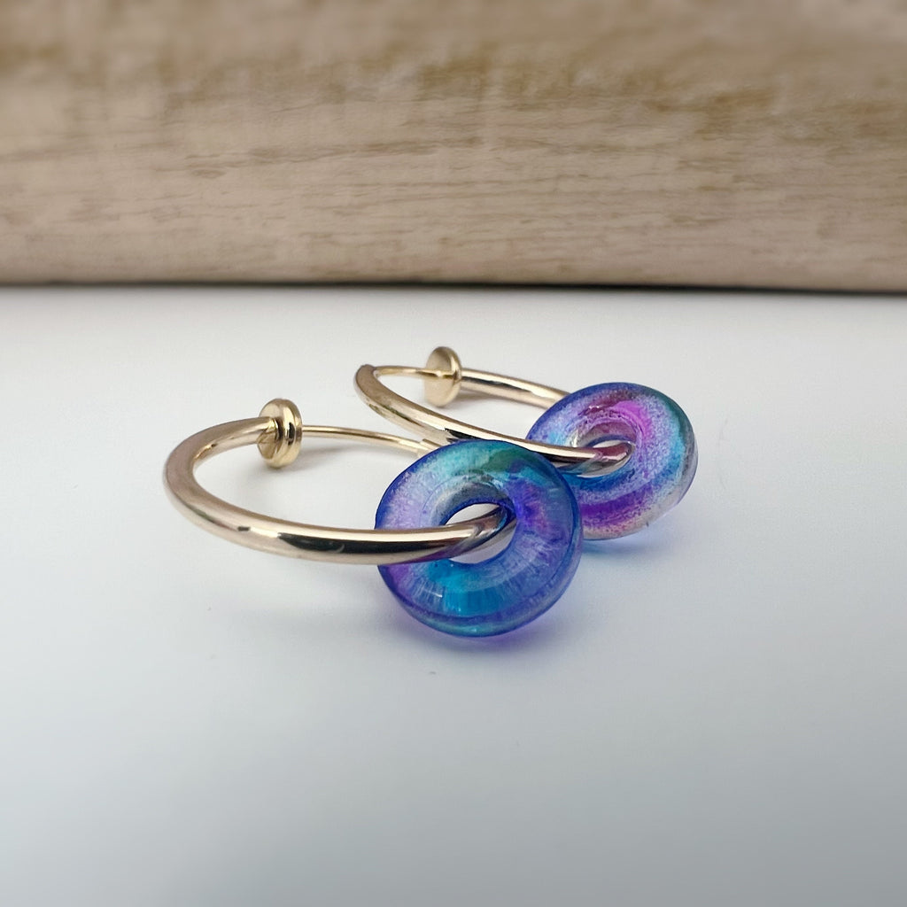 2 EN 1 Clips d'oreilles Anneaux Petit cercle Donut en verre bleu et violet Créoles Clips 18mm Argent/ Or Confortable Oreilles non percées.