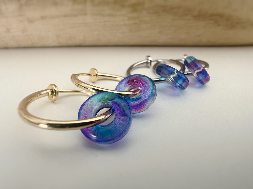2 EN 1 Clips d'oreilles Anneaux Petit cercle Donut en verre bleu et violet Créoles Clips 18mm Argent/ Or Confortable Oreilles non percées.