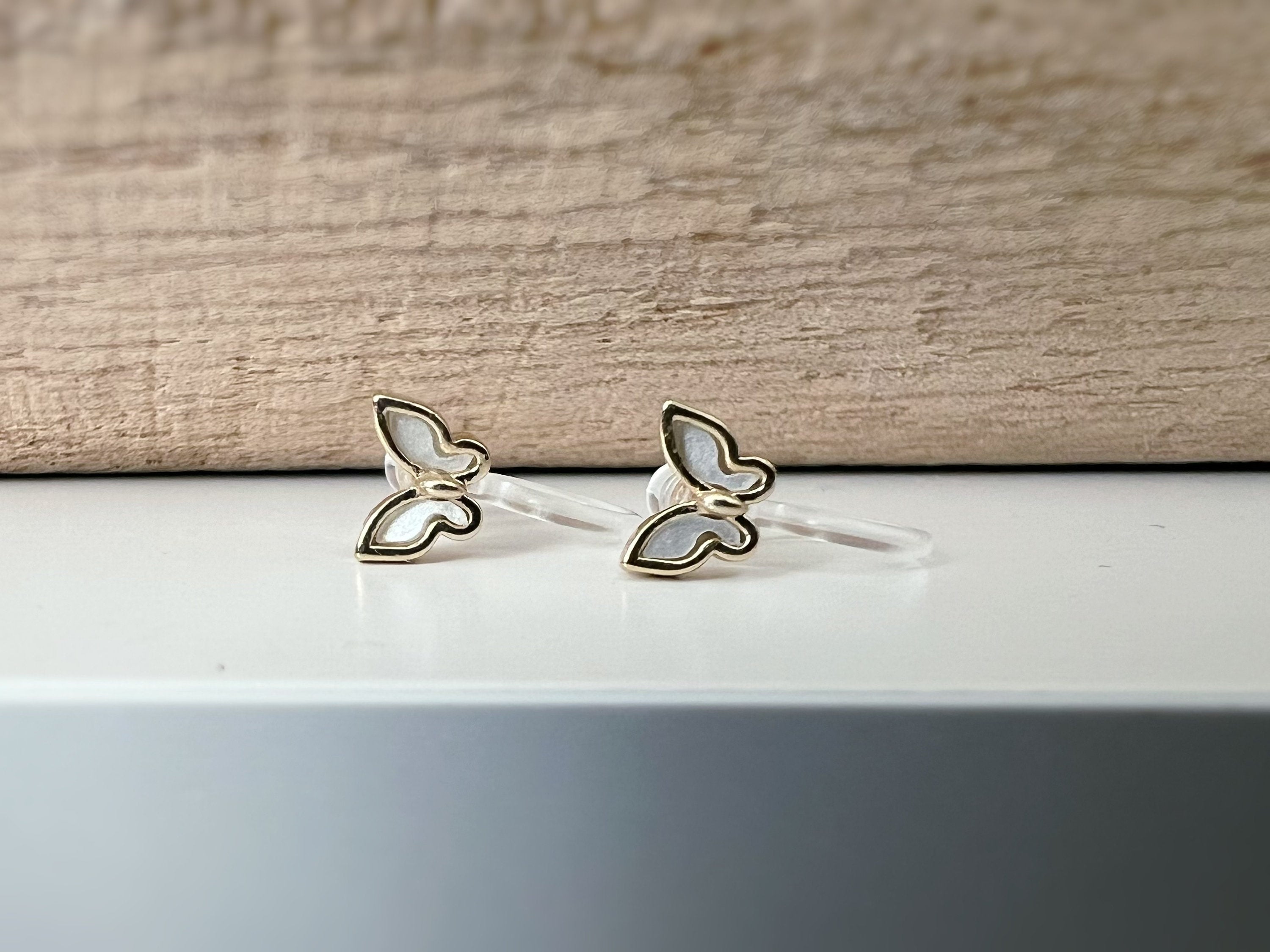 Mini CLIPS d'oreilles invisibles couleur Or petit papillon nacre blanche Boucles d'oreilles délicat minimaliste