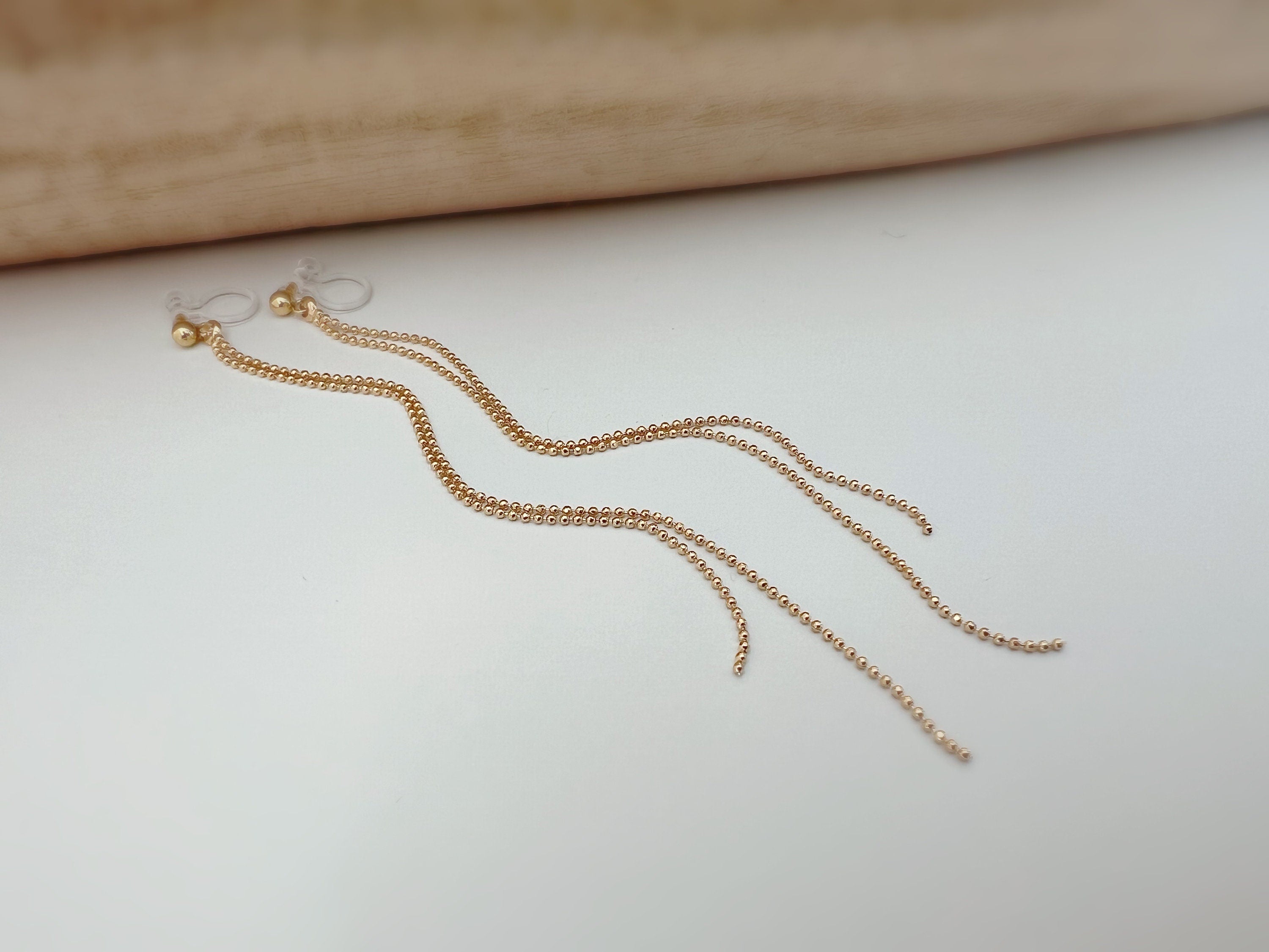 Longues Boucles d'oreilles CLIPS INVISIBLE Double Chaine mini perles tassel Or. Clip d'oreilles chaîne confortable pour oreilles non percées