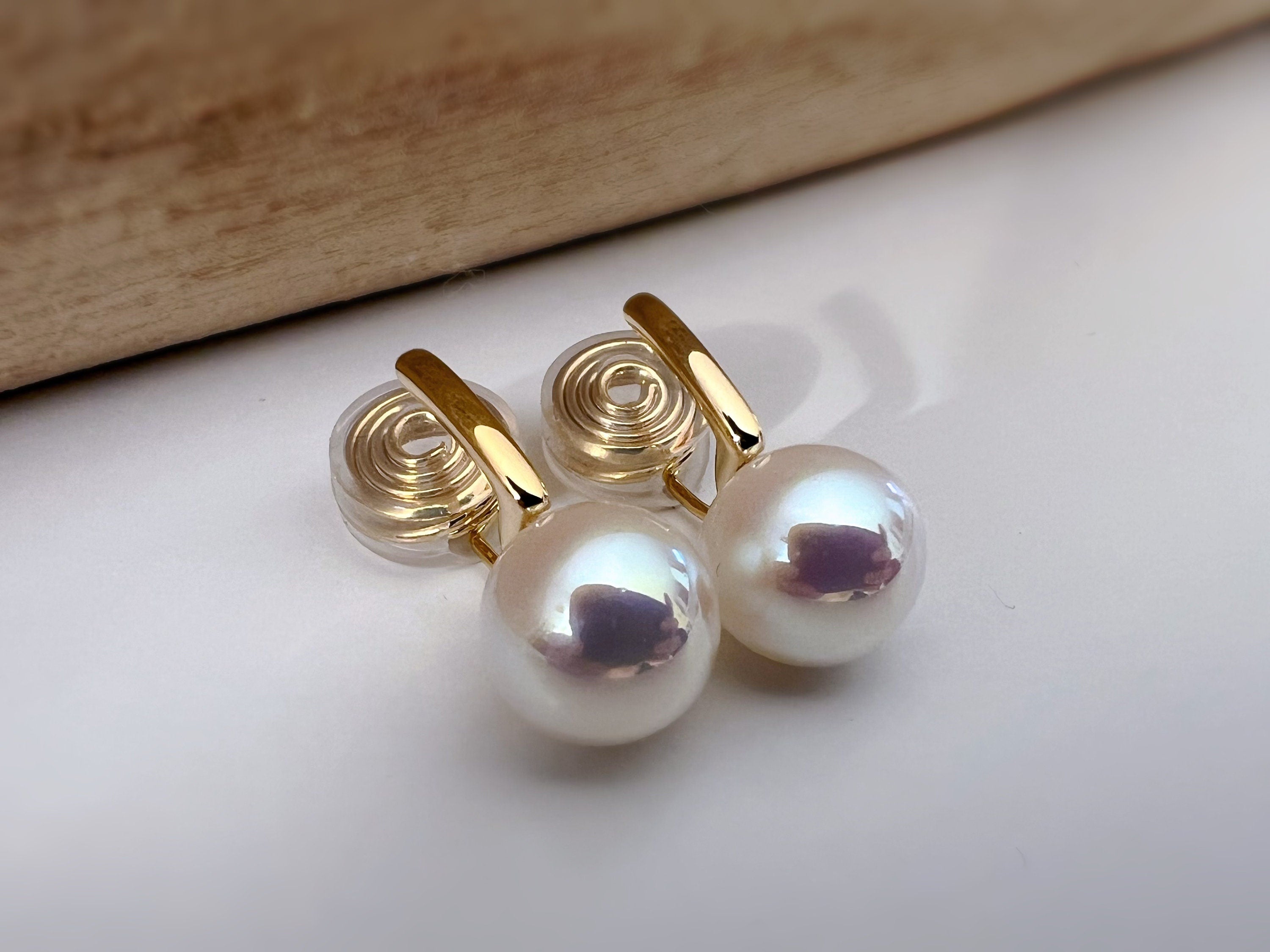 SANS DOULEUR ! Boucles d'oreilles CLIPS U spirale plaqué d'Or Perle blanche 10mm Barre Or. Clips d'oreilles confortable.